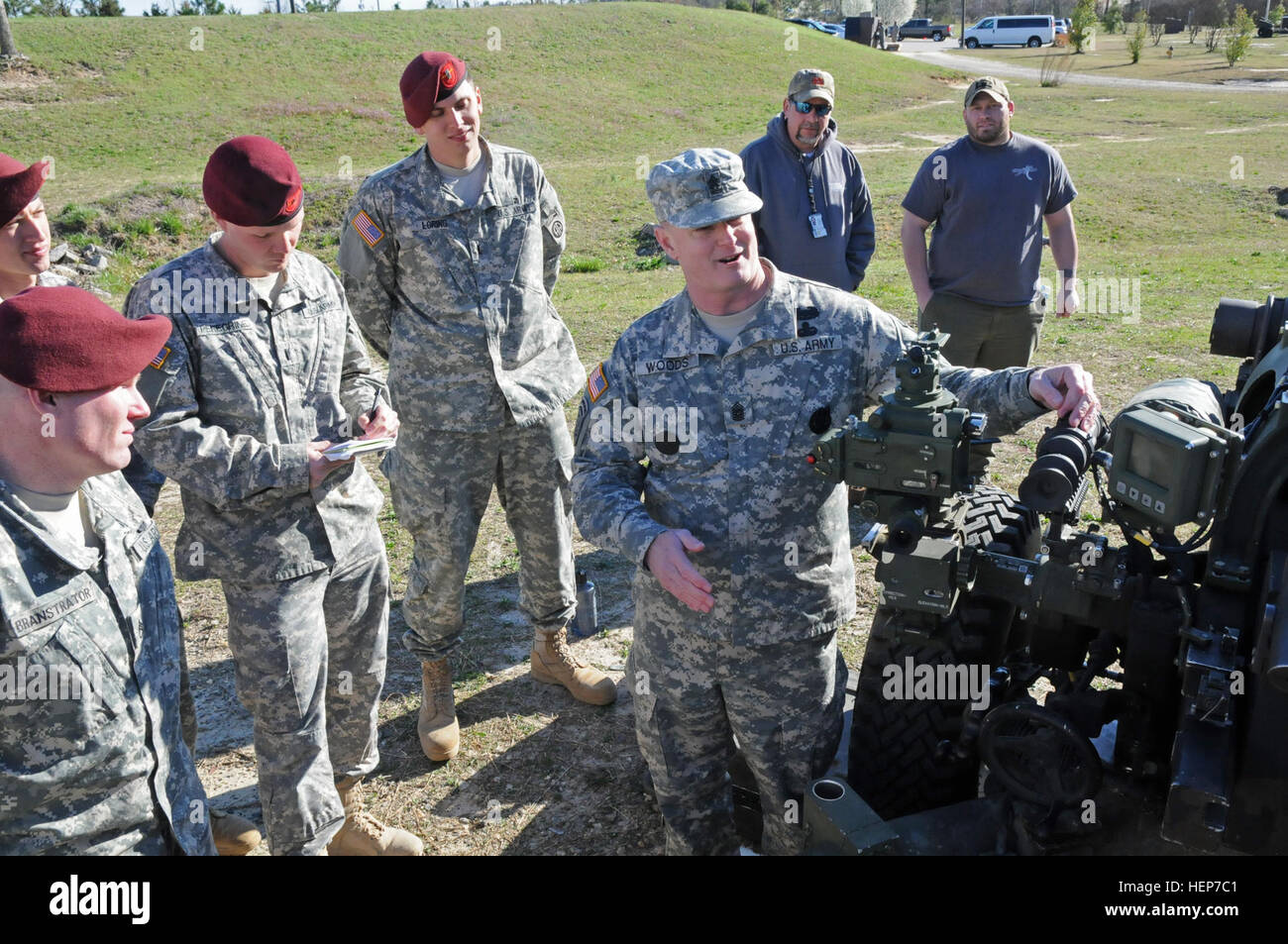 Le Sgt commande. Le major Dennis Woods, avec le Centre de formation militaire initiale, a visité la 82e Division aéroportée de l'Administration centrale de l'artillerie sur le Fort Bragg mercredi, pour démontrer les capacités de sa lutte contre l'invention éprouvée M913 GELON, qui à l'envers sortilèges Pas de branche de 319. L'appareil optique laser a été conçu pour permettre d'effectuer des obusiers M119 feux direct précise les opérations pendant la nuit. Woods, nommé le ministère de la Défense 2003 inventeur de l'année, a passé sa carrière à l'amélioration de la technologie de l'artillerie y compris pour les sites de nuit M777, et un assaut urbain Kits pour le paladin. ( Banque D'Images