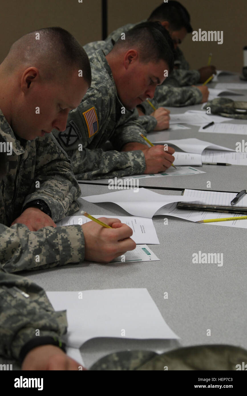 Avec la police militaire, l'entreprise MP 463rd 92e Bataillon MP, 4e Brigade, d'amélioration de manoeuvre 1re Division d'infanterie, commencer un test de 100 questions sur le droit constitutionnel au cours d'un séminaire de trois jours tenue à Maglin Hall à Fort Leonard Wood, Mo., organisé par l'Université du Missouri, de l'Institut de formation en application de la loi du 16 au 18 mars. La formation du LETI a eu pour objectif d'exposer aux députés d'opérations civiles de maintien de la paix et de remplir une partie de la "Phoenix" de l'initiative du commandant de bataillon le Programme Phoenix Professionnalisation professionnels. MIZZOU trains BAM  % % % % % % % %E2 % % % % % % % %80 % % % % % % % %99s 150318 MPs-A-KX047-002 Banque D'Images