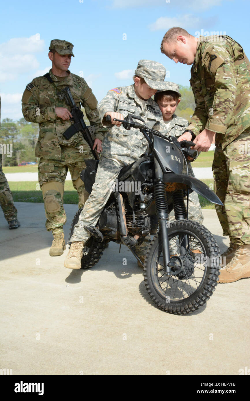 Pierre Eleck se trouve sur un mini-vélo à Fort Benning, Géorgie, le 19 mars 2015. Make-A-Wish Foundation atteint les 75e régiment de Rangers pour aider à faire Eleck souhaite de devenir un Ranger une réalité. (U.S. Photo de l'armée par la FPC. Parker Johnson/libérés) Make-A-Wish 150319-A-VL627-402 Banque D'Images