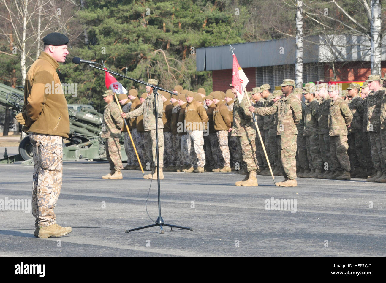 Environ 500 membres de services se sont réunis pour la cérémonie de lancement de l'opération Bouclier d'été XII à Adazi Base militaire, la Lettonie le 22 mars 2015. Les membres de service représentant de nombreuses nations étaient présents pour témoigner des remarques du colonel Martins Liberts, commandant des Forces armées nationales lettones, les Forces terrestres/Brigade d'infanterie et d'invité spécial le général Hans-Lothar Domrose, commandant des forces interarmées de Brunssum. L'événement de cette année comprend 10 jours de formation en évolution au cours de laquelle les forces des partenaires des États-Unis, la Lettonie, la Lituanie, le Luxembourg, l'Allemagne, le Canada et le Royaume-Uni, w Banque D'Images