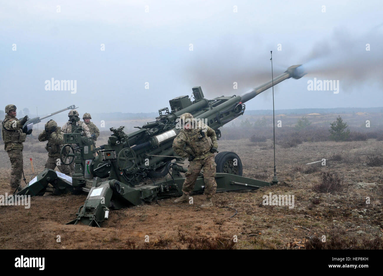 Troopers de Bravo, Batterie, 2e Escadron d'artillerie et de Cavalerie soldats lettons d'incendie Assistance Entreprise, lutter contre l'incendie, Bataillon de soutien obusier M777 de 155 mm lors de l'opération Bouclier d'été XII à Adazi Base militaire, la Lettonie, le 27 mars 2015. Des soldats lettons ont été contre la formation sur le système d'armement depuis près de deux semaines pour se préparer pour cet événement. La formation de familiarisation d'armes fait partie de l'opération Bouclier d'été XII, 10 jours de l'évolution des processus de formation au cours de laquelle les forces des partenaires des États-Unis, la Lettonie, la Lituanie, le Luxembourg, l'Allemagne, le Canada et le Royaume-Uni Banque D'Images