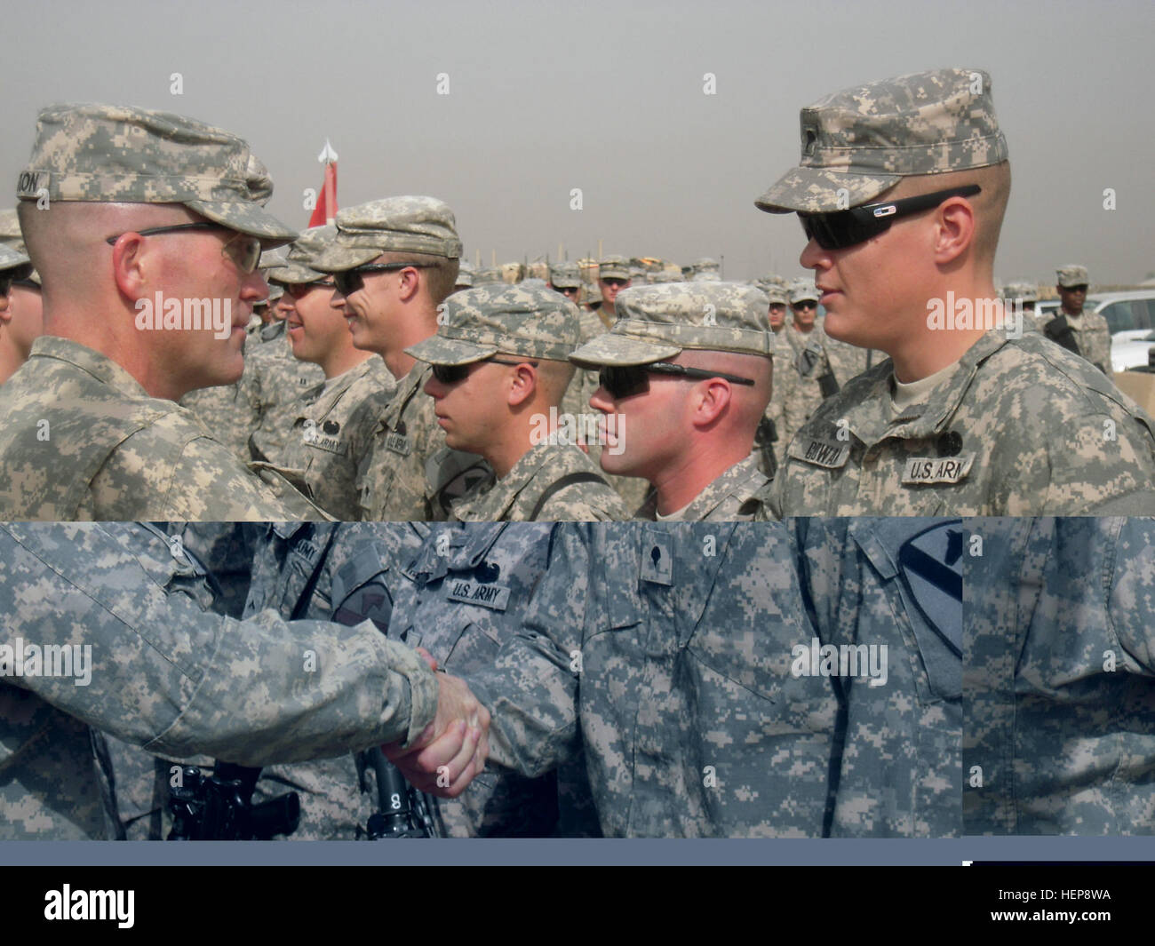 Le lieutenant-colonel Cameron Cantlon, commandant du 6e Escadron "sabre", 9e régiment de cavalerie, 2e Brigade d'aider et de conseiller, 1re Division d'infanterie, United States Division - et d'un centre d'Ettrick, Wisconsin, native, félicite la CPS. Christian Cowan, un infirmier de combat avec une troupe, 6e., 9e Cav Sqdn. Regt. et d'un Van Buren, Ark., indigène, après qu'il a reçu l'insigne de médecine de combat au cours d'une cérémonie, le 29 avril, au camp de la liberté, de l'Iraq. L'insigne, créé en 1945 par le Département de la guerre, est décerné aux infirmiers de l'armée qui a effectué des missions sanitaires tout en étant engagés par l'ennemi. (U.S. Photo de l'armée par Slt Daniel Elmblad Banque D'Images
