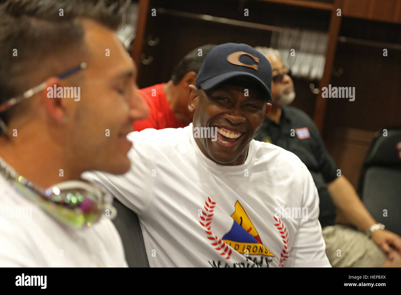 Vétéran de l'armée le s.. Alexander Shaw, Clarksville, Tennessee, a un rire avec le Sergent Vétéran. Robbie Gaupp, Somerset, New Jersey, tout en visitant le vestiaire du sud-ouest, stade des chihuahuas El Paso, El Paso, le 28 mars. Les athlètes ont pris congé de formation pour les essais de l'Armée de l'expérience centre-ville de El Paso. Environ 80 blessés, des soldats malades ou blessés et les anciens combattants sont à Fort Bliss de s'entraîner et de concourir dans une série de manifestations sportives comme le tir à l'arc, randonnée à vélo, tir, le volleyball assis, natation, athlétisme, et sur le terrain, et de basket-ball en fauteuil roulant. Les essais de l'armée, le 29 Mars - Avril Banque D'Images
