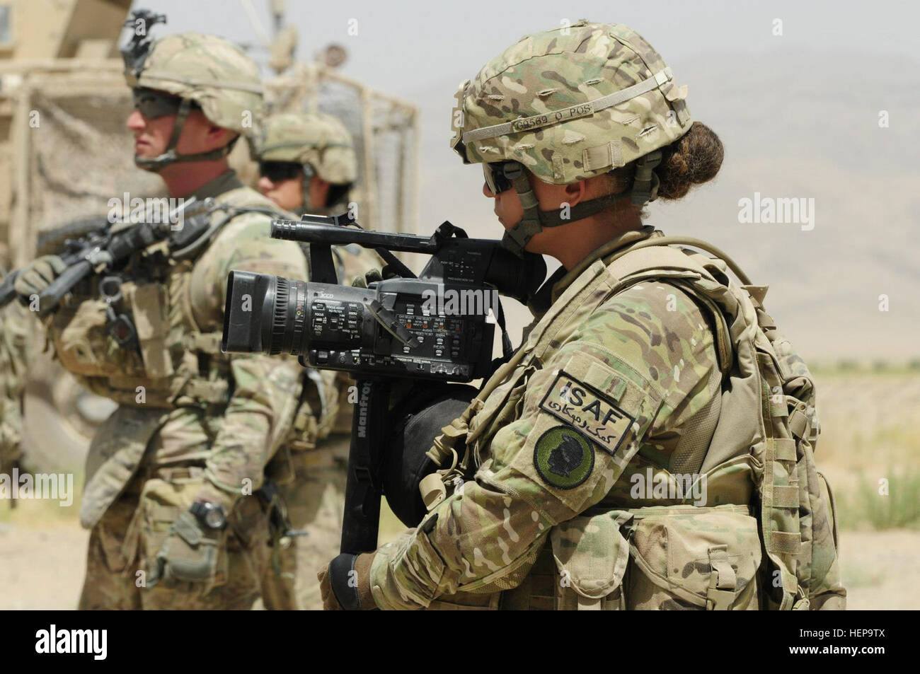 Le sergent américain. Katie Gray, journaliste de radiotélévision avec  Combined Task Force Arrowhead, enregistre la vidéo lors d'une mission à  pied près du village de Regay à Kandahar, Afghanistan, le 22 août,