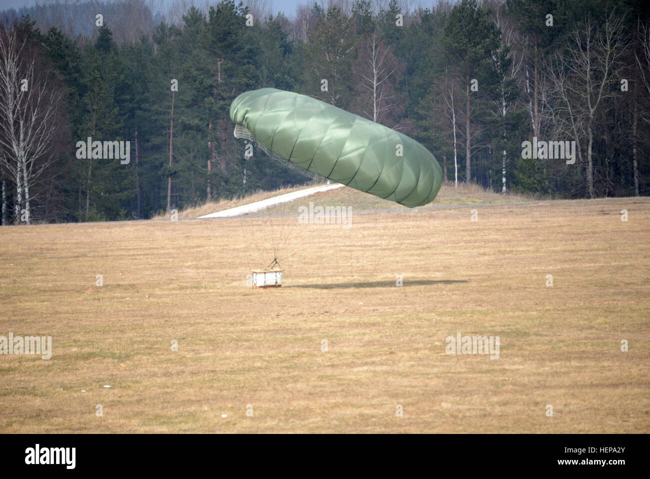 Poids lourd fonce réservoir d'eau au sol après avoir été abandonné par une armée de l'air C-130 Hercules, affecté au 1er Escadron, 91e Régiment de cavalerie, 173e Brigade aéroportée, au cours d'une opération aéroportée de l'armée à la 7e formation multinationale interarmées du Commandement de la zone d'entraînement Grafenwoehr, Allemagne, le 8 avril 2015. (U.S. Photo de l'Armée de Matthias Fruth Spécialiste de l'information visuelle/libérés) 1-91 Cavalry opération aéroportée 150408-A-FS311-013 Banque D'Images