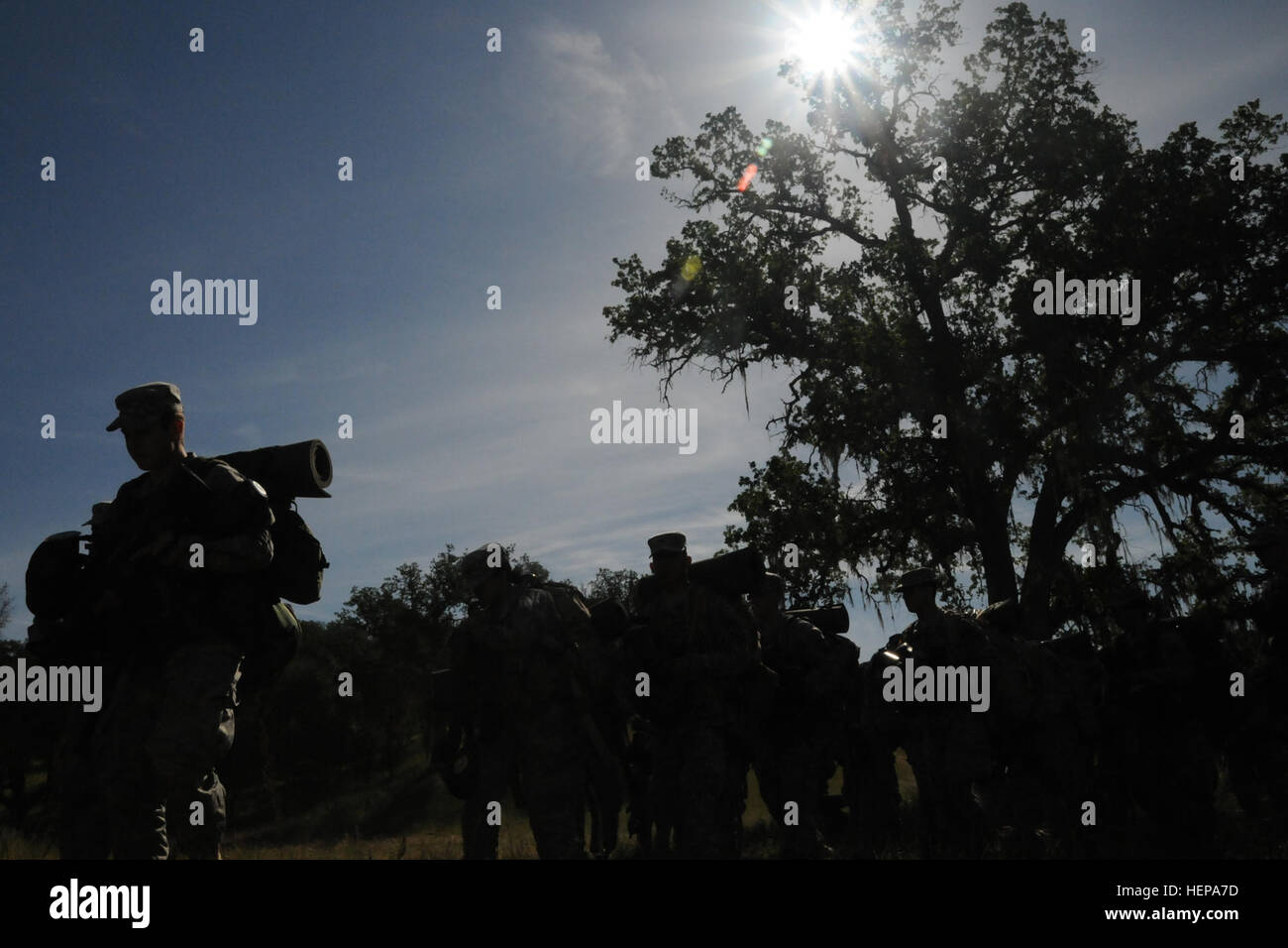 Corps de formation des officiers de réserve pour préparer les cadets à un objectif mars près de Fort Hunter Liggett, Californie, 10-12 avril. Les Cadets de l'Université Berkeley, l'Université de San Francisco et Santa Clara University programmes ROTC a mené un exercice mixte de leadership pour améliorer leurs compétences en leadership. (U.S. Photo de l'armée par le Sgt. Corea, Hector Mobile 302e Détachement des affaires publiques) Des soldats apprennent aux étudiants ROTC, train, le plomb 150411-A-MT895-011 Banque D'Images