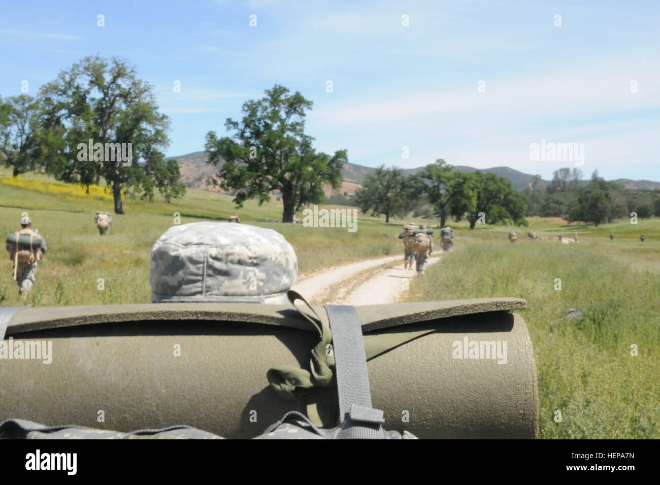 Corps de formation des officiers de réserve vers un objectif mars cadets près de Fort Hunter Liggett, Californie, 10-12 avril. Les Cadets de l'Université Berkeley, l'Université de San Francisco et Santa Clara University programmes ROTC a mené un exercice mixte de leadership pour tester et améliorer leurs compétences en leadership. (U.S. Photo de l'armée par le Sgt. Corea, Hector Mobile 302e Détachement des affaires publiques) Des soldats apprennent aux étudiants ROTC, train, le plomb 150411-A-MT895-199 Banque D'Images