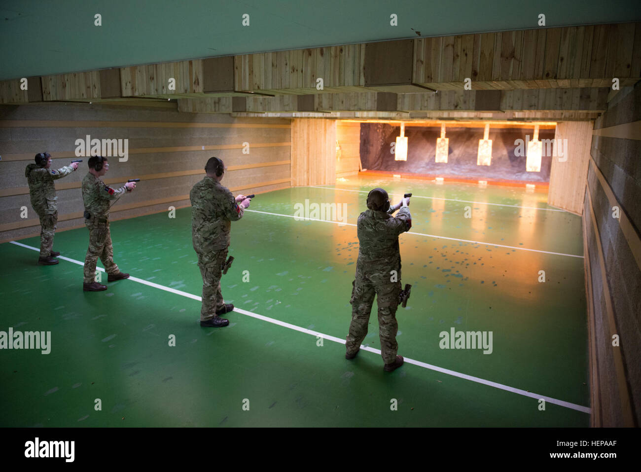 Aviateurs anglais affecté à la base aérienne de Ramstein avec pistolets Glock à la U.S. Army Training Support Center Benelux gamme couverte de 25 mètres sur la base aérienne de Chièvres, Belgique, le 13 avril 2015. Les membres des trois forces britanniques affectés à différentes unités de l'OTAN ou la forme formés sous la supervision de l'équipe de formation européenne commune britannique. (U.S. Photo de l'armée par Visual Spécialiste de l'information, Pierre-Etienne Courtejoie / Relâché) pousse les forces britanniques à pistolets Glock gamme US Army 150413-A-BD610-148 Banque D'Images