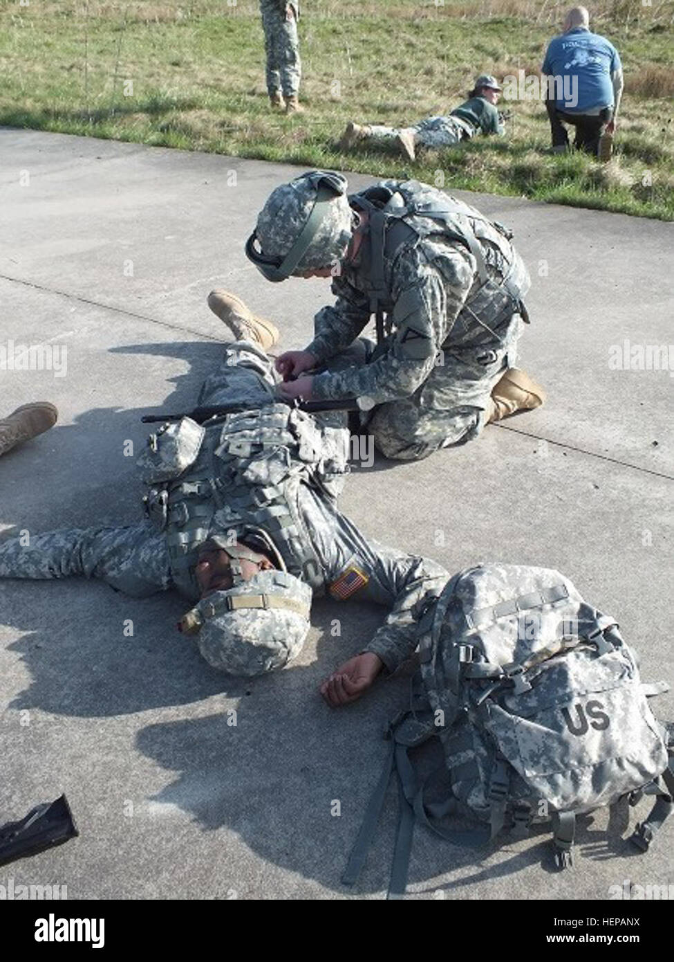 Des soldats américains affectés au 12e Brigade d'aviation de combat guerrier pratique une variété de tâches et les leaders réagissent aux civils dans le champ de bataille tout en réagissant à des dispositifs explosifs de circonstance à la zone d'entraînement Local Oberdachstetten, Ansbach, Allemagne, le 16 avril 2015. (U.S. Photo de l'Armée de terre Technicien Gamme Karl Wetherington/libérés) Leadership training 170415-A-LA248-013 Banque D'Images