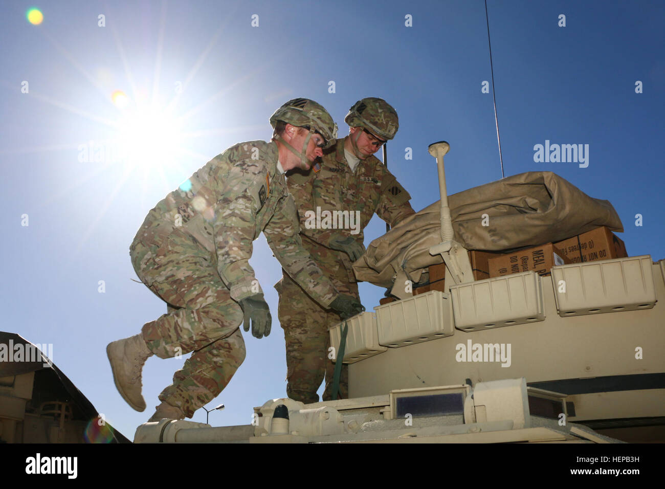 Le Sgt. Steven Chapman et Pvt. Ayden Hopp, tous deux affectés au siège de l'entreprise et de l'Administration centrale, 2e Bataillon, 7e Régiment d'infanterie, 1st Armored Brigade Combat Team, 3e Division d'infanterie, la sécurité d'approvisionnement au sommet d'un M1A2 Abrams char de combat principal au cours de l'entretien des véhicules à Konotop, Pologne, le 20 avril 2015. Les soldats font partie de l'opération Atlantic résoudre 15, une multinationale en cours partenariat axé sur la formation conjointe et la coopération en matière de sécurité entre les États-Unis et les alliés de l'OTAN. Les soldats du 2e Bataillon, 7e Régiment d'infanterie, de procéder à l'entretien des véhicules au Camp Konotop, Pologne. 150420-A-ZZ9 Banque D'Images