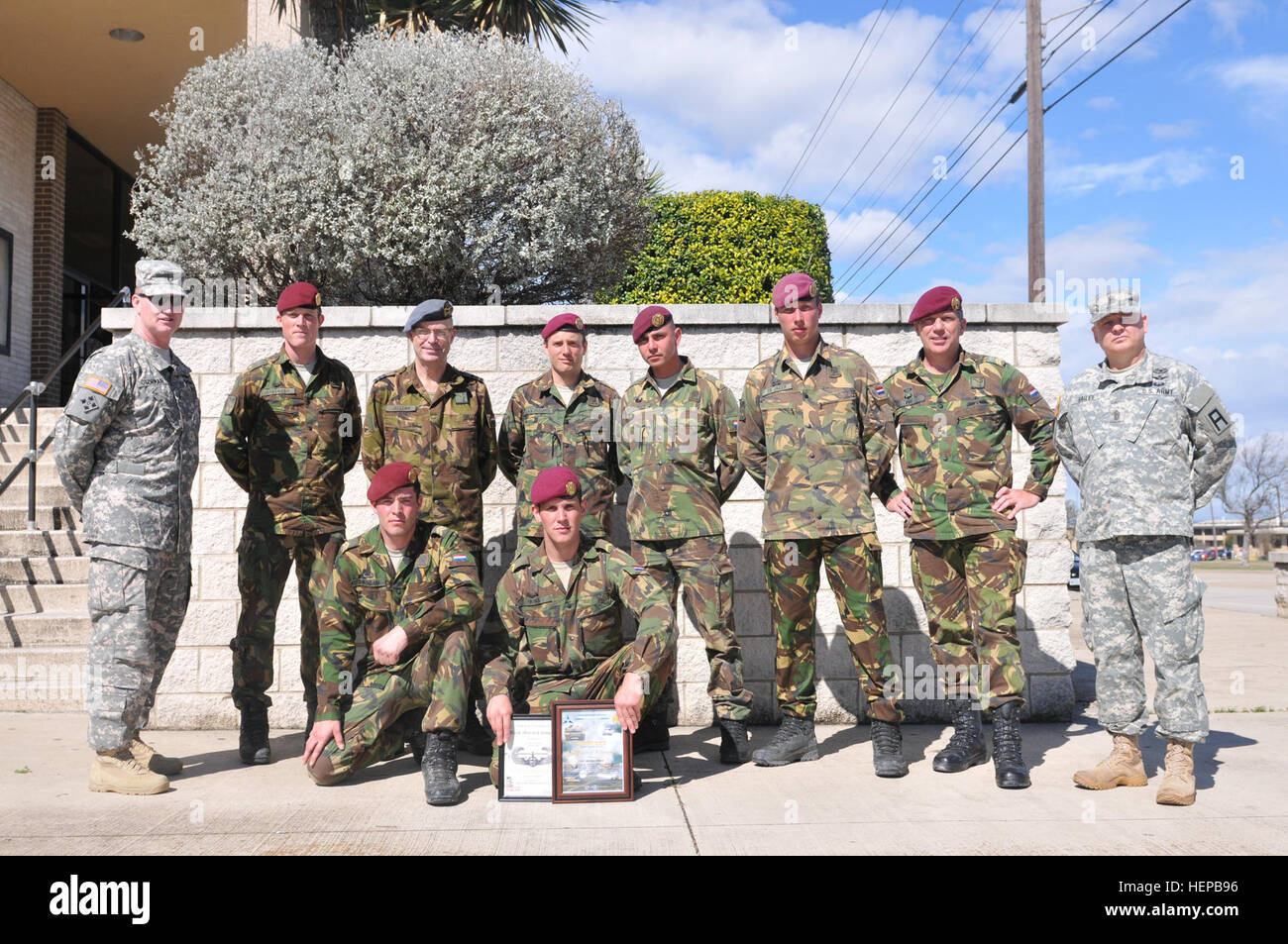 Les hauts dirigeants de la 166e Brigade d'aviation et le 302e Squadron Royal Netherlands Air Force posent avec 302e Squadron soldats et aviateurs canadiens après leur cérémonie de remise des diplômes de l'armée à Fort Hood Air Assault School Class-006. De gauche à droite debout, sont l'Adjudant chef James E. O'Gorman, 1er lieutenant Bart Havenaar, le Lieutenant-colonel IJmke (Emco) Jellema, circuit. Antonius van Dreumel, circuit. Vladimir Gorshkov, Sgt. 1re classe Kevin De Jager, Command Sgt. Le major James mis, et commande le Sgt. Le Major Scott Bailey. De gauche à droite à genoux sont le Cpl. Jorgen Duijndam et le Sgt. Michel Prins. (Photo : Capt Se Banque D'Images