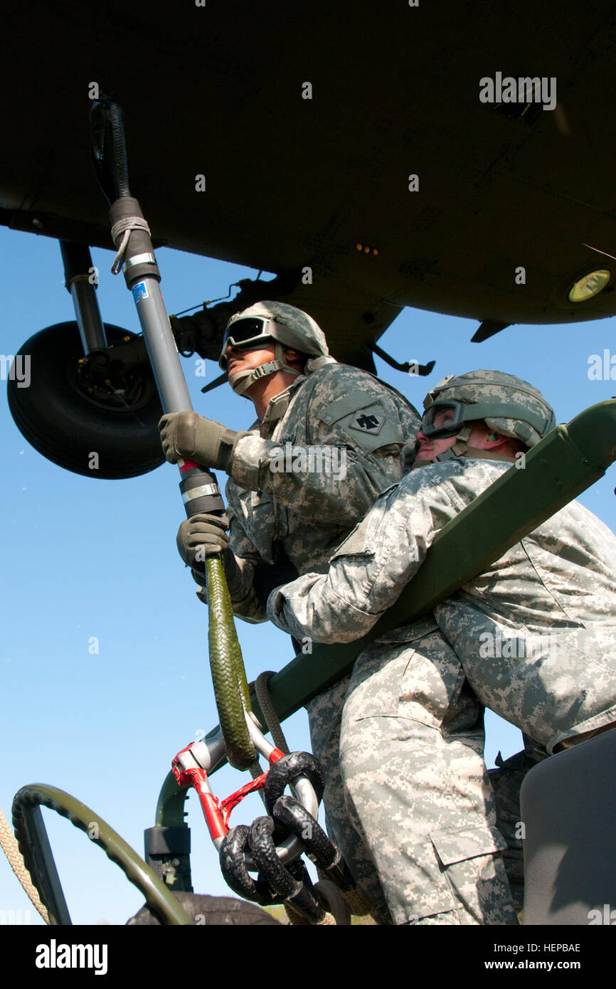 De gauche, la CPS. Craig Brooks de Oklahoma City et le sergent. Therin Miller de Davenport, Okla., verrou d'un Humvee à un UH-60 Black Hawk pendant les opérations de charge de l'élingue avec la Compagnie A, 700e Bataillon de soutien de la Brigade. L'exercice a été l'une des nombreuses missions de formation effectuées au cours de leur entraînement annuel à Camp Dodge, Iowa. Le New Jersey Army National Guard bataillon de soutien, dont le siège social est situé à Norman, Oklahoma, formés d'avril 13-24, 2015, au Camp Dodge Soutien La formation Centre. Les soldats de l'unité ont renforcé leurs compétences spécialisées affectées comme ils ont été formés sur tous les aspects de leur coopération Banque D'Images