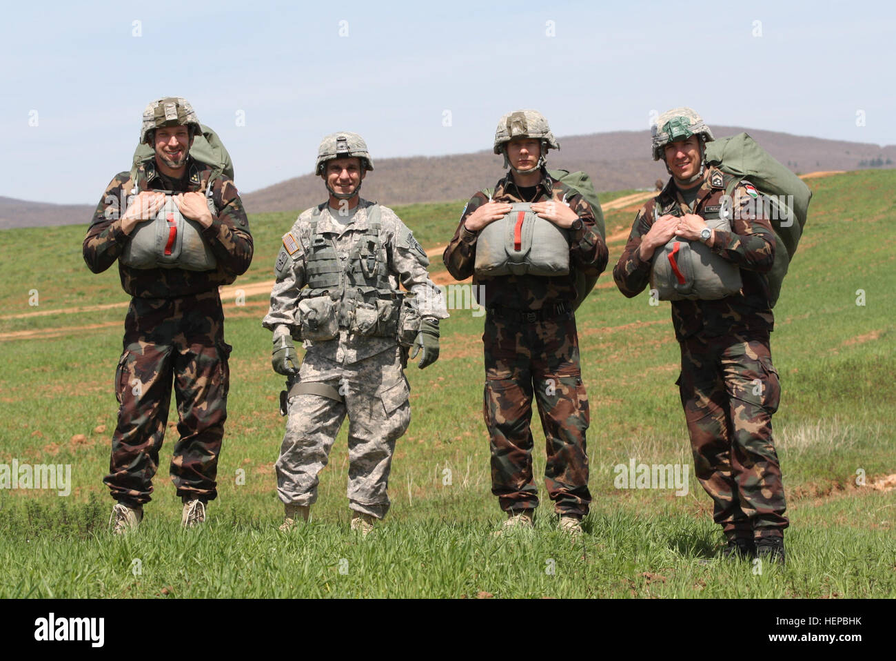 Les parachutistes hongrois parler avec le colonel de l'armée américaine Clint J. Baker, commandant du MNBG-E, après avoir sauter d'hélicoptères UH-60 Black Hawk sur une zone de chute près de Camp Bondsteel, au Kosovo, le 23 avril. Opération aéroportée multinationales 150423-A-TG291-574 Banque D'Images