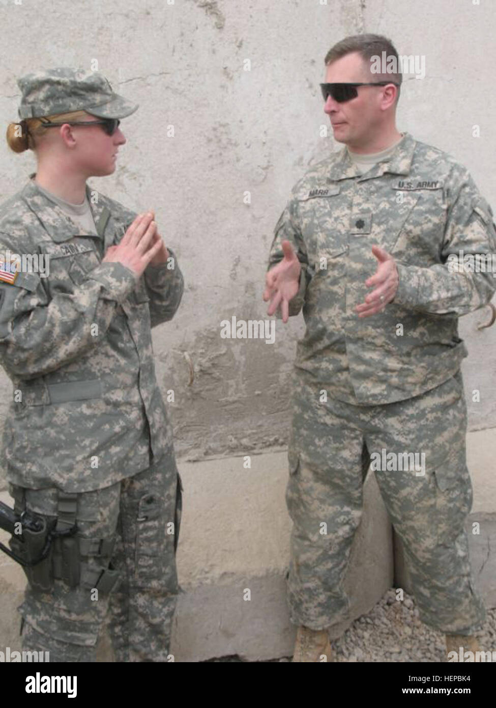 Le capitaine Elizabeth Cain, de Wynnewood, Pa., commandant de la 59e Compagnie de Police militaire de Fort Carson, Colorado, actuellement associée au 1er Bataillon, 15e Régiment d'infanterie, des entretiens avec le Lieutenant-colonel Jack Marr, de Minneapolis, le 1-15 Inf. Regt. le commandant du bataillon, après la première réunion du Conseil de sécurité le 12 mars au poste de combat Cahill, de l'Iraq. 1-15 Inf. Regt. Responsables organisent Première réunion du Conseil de sécurité 80396 Banque D'Images