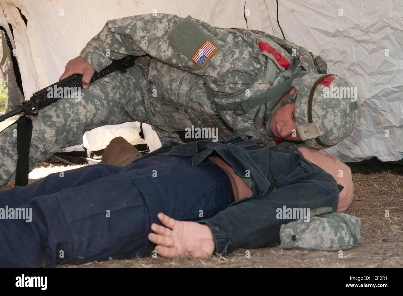 Réserve de l'armée américaine le Sgt. Brian M. Cope, de McKeesport, Pa., représentant le théâtre 412e commande Ingénieur, avec le 463th Engineer Battalion, New Kensington, Pa., effectue le guerrier armée médicaux tâche d'évaluer une victime durant l'année 2015, les CTE combinée' Concours meilleur guerrier 25 au 29 avril à Fort McCoy, au Wisconsin (É.-U. Photo de l'armée par le Sgt. 1re classe Darrin McDufford) 2015 Concours Meilleur Guerrier TEC combiné 150427-A-SN704-086 Banque D'Images