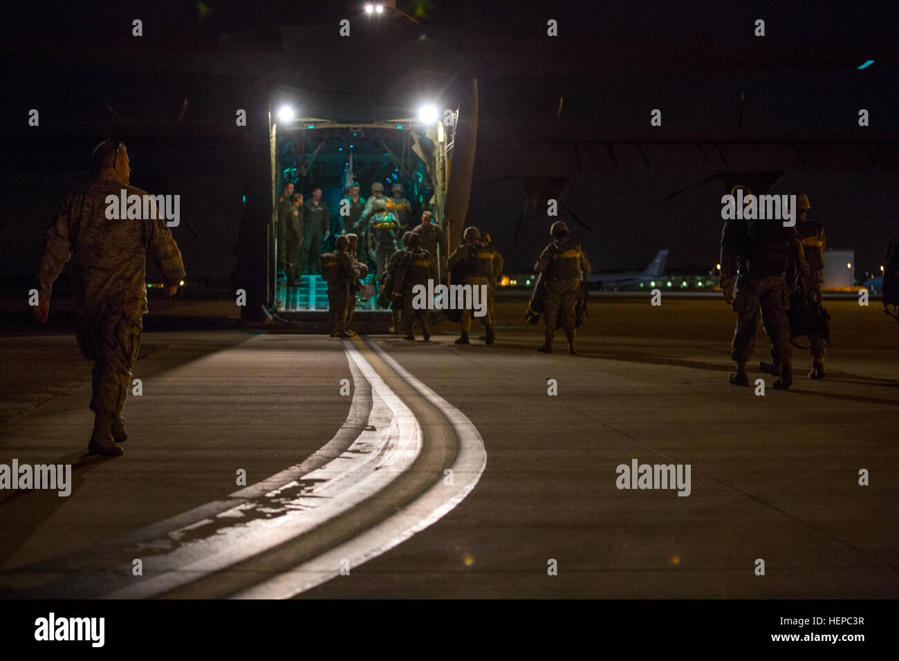 Les parachutistes américains à bord d'un C-130 Hercules à la base aérienne MacDill de nuit les opérations aéroportées de la formation, 30 avril 2015. (U.S. Photo de l'armée par la CPS. Tracy/McKithern) Parution formation opérations aéroportées nuit 150430-A-LC197-085 Banque D'Images