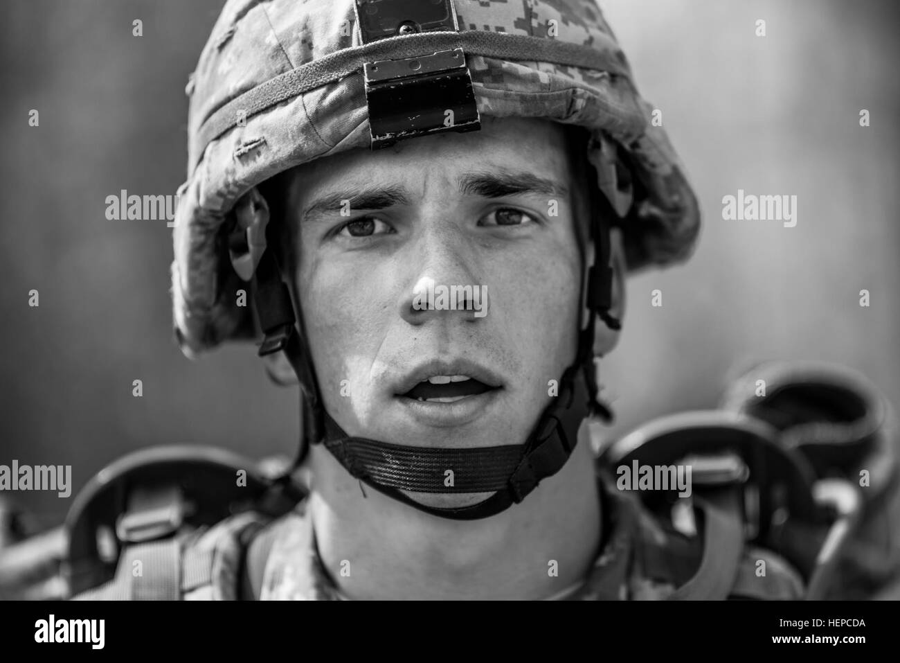 La CPS. Ian Hagen, de Greendale, Wisconsin, avec la 372e compagnie du génie, représente un portrait après avoir terminé un pied de 10 kilomètres dans la Caroline du Nord mars 5 mai la chaleur au cours de la réserve de l'Armée 2015 Concours meilleur guerrier à Fort Bragg. Cette année, le meilleur guerrier La concurrence va déterminer le rang haut officier et soldat enrôlé junior qui représentera la réserve de l'armée dans le département de l'Armée Concours meilleur guerrier plus tard cette année à Fort Lee, en Virginie (É.-U. Photo de l'armée par le Sgt. 1re classe Michel Sauret) 2015 Meilleur guerrier de la réserve de l'Armée de la concurrence 150505-A-TI382-988 Banque D'Images