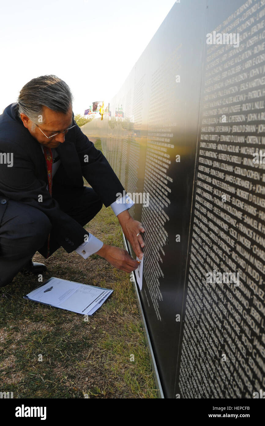 Dans cette image publiée par le Texas les forces militaires, les participants civils et militaires de l'American Heroes Air Show a rendu hommage aux noms sur les anciens combattants américains en voyage Vietnam War Memorial sur Camp Mabry Samedi 16 avril. La pièce n'était qu'une partie de l'AHAS, vieille de plusieurs décennies d'un événement tenu à Austin en hommage aux anciens combattants et des militaires en service actuellement. Vietnam War Memorial affichée à l'American Heroes Air Show sur Camp Mabry 391198 Banque D'Images