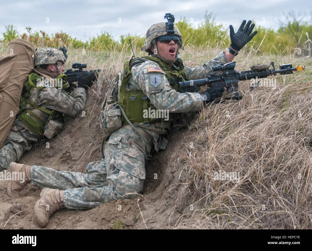 Un fantassin, du 2e Bataillon, 69e régiment de blindés, 3e Brigade, 3e Division d'infanterie, appelle à l'autre partie de son équipe à l'avance lors d'une agression de l'air de l'entraînement à l'exercice Maple Resolve 2015 au Camp Dundurn, Canada, 14 mai. (U.S. Photo de l'armée par le sergent. Dalton Smith) l'exercice Maple Resolve 2015 150514-A-BG398-016 Banque D'Images