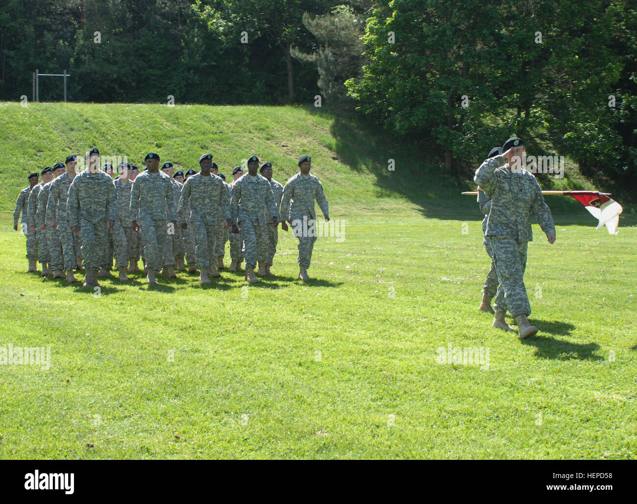 Le capitaine Brian Thorson, commandant de la 30e brigade médicale Siège de l'entreprise salue comme ses guerriers de la hauteur de passage, au cours de la 30e brigade médicale et de passation de commandement de la cérémonie de la responsabilité le 18 mai 2015 à Sembach, Champ de parade de l'Allemagne. (Photo de l'armée américaine Spécialiste de l'information visuelle Elisabeth Paque/libérés) 30e brigade médicale changer de commandement & Change de cérémonie Responsibiliy 150518-A-PB921-880 Banque D'Images