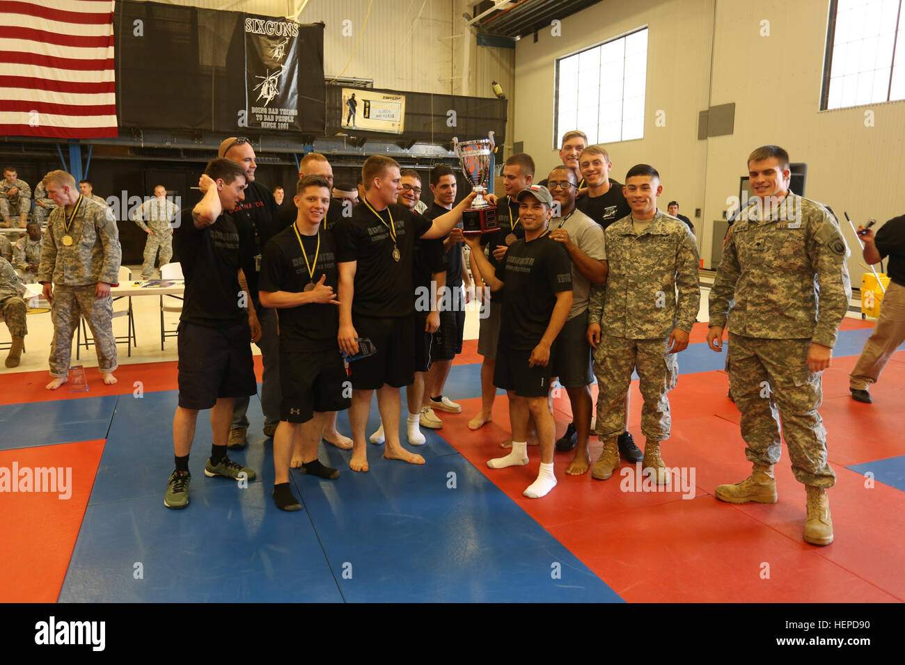 Des soldats du bataillon, le1er 160e Special Operations Aviation Regiment (Airborne) sont présentés le trophée du commandant après leur victoire dans le tournoi de l'Armée moderne Combatives menées sur la Gen. Bryan "Doug" Brown, composé Fort Campbell, Ky., 19 mai. Le tournoi a été une partie de la Semaine annuelle de Nuit Activités Stalker, réuni des membres anciens et actuels du régiment, leurs familles et les membres de la famille Gold Star à l'honneur et se souvenir de ceux qui ont fait le sacrifice ultime. (U.S. Photo de l'armée par le sergent. Gaelen abaisse, 160e Public Affairs Office) soldats et à leurs familles Banque D'Images