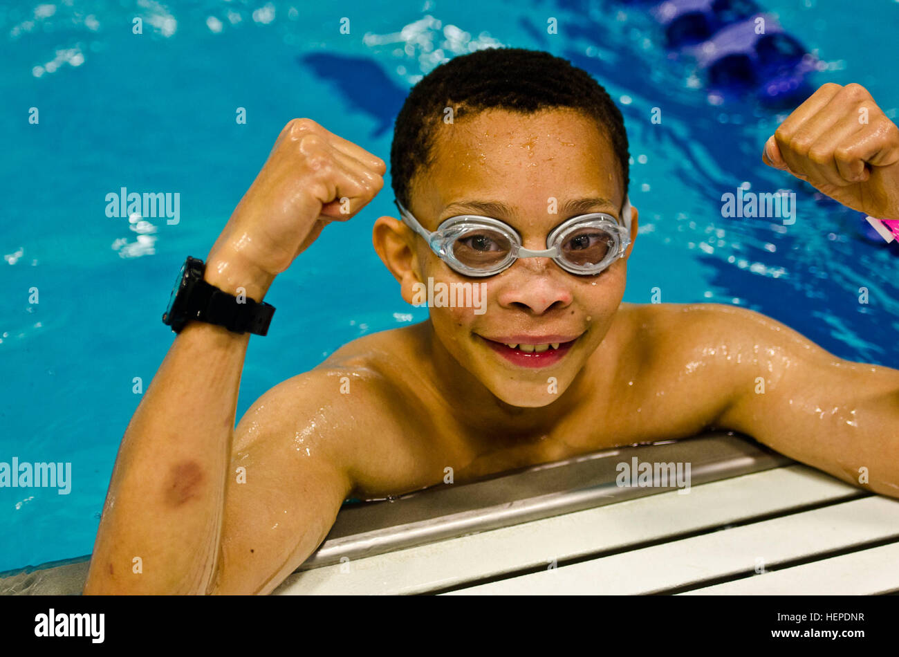 Un athlète des Jeux olympiques spéciaux de natation Washington pose après la baignade un tour pendant la pratique de natation sur Joint Base Lewis-McChord, dans l'État de Washington, 28 mai 2015. Le SOWA est conçu pour aider les enfants et les adultes ayant une déficience intellectuelle de développer la condition physique, faire preuve de courage et d'expérience de la joie que de participer aux événements et Genia Stewart, de l'aquatique l'entraîneur-chef et coordonnateur, SOWA joue un rôle dans tout cela. (U.S. Photos de l'armée par le Sgt. Jasmine Higgins, 28e Détachement des affaires publiques de l'athlète) 150528-A-HS859-431 Banque D'Images
