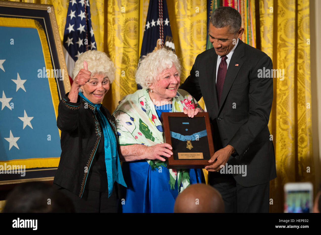 Le président Barack Obama remet la Médaille d'honneur de l'Armée de Sgt. William Shemin, accepter en son nom sont ses filles Elsie Shemin-Roth (milieu) et l'Ina (à gauche), dans l'East Room de la Maison Blanche, le 2 juin 2015. Shemin, un Jewish-American, s'est distingué en tant que membre du 2e Bataillon, 47e Régiment d'infanterie, 4ème Division d'infanterie, American Expeditionary Forces, au cours d'opérations de combat contre l'ennemi sur la Vesle, près de Bazoches, France, pendant la Première Guerre mondiale. Tout en agissant comme un carabinier du 7 au 9 août 1918, le couvercle gauche Shemin de son peloton, tranchée et traversé ouvrir s Banque D'Images