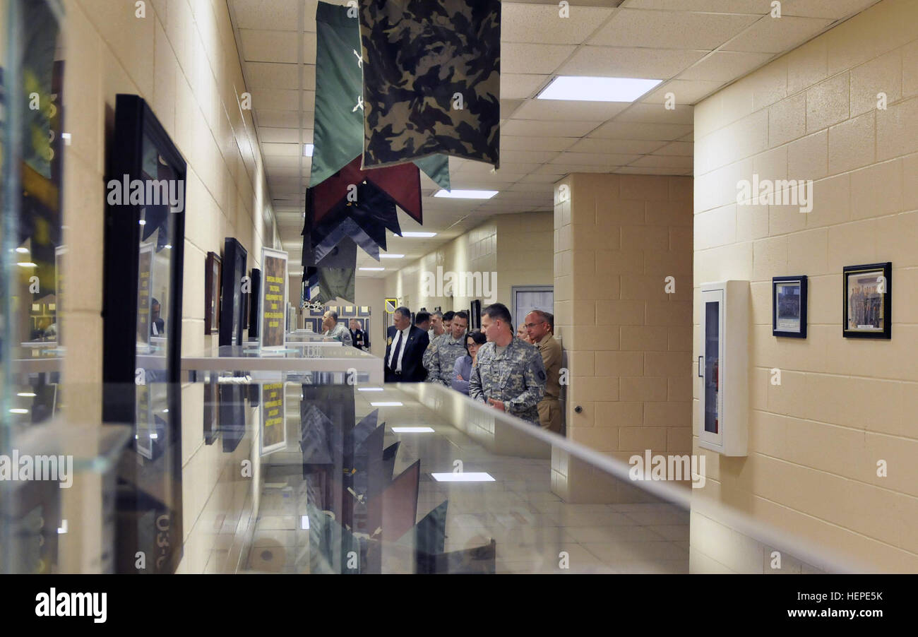 Le Colonel Robert Lutz, le commandant de la guerre Spéciale groupe médical  (Airborne) dirige un groupe de visiteurs à travers les salles de la Joint  Special Operations Centre de formation médicale à