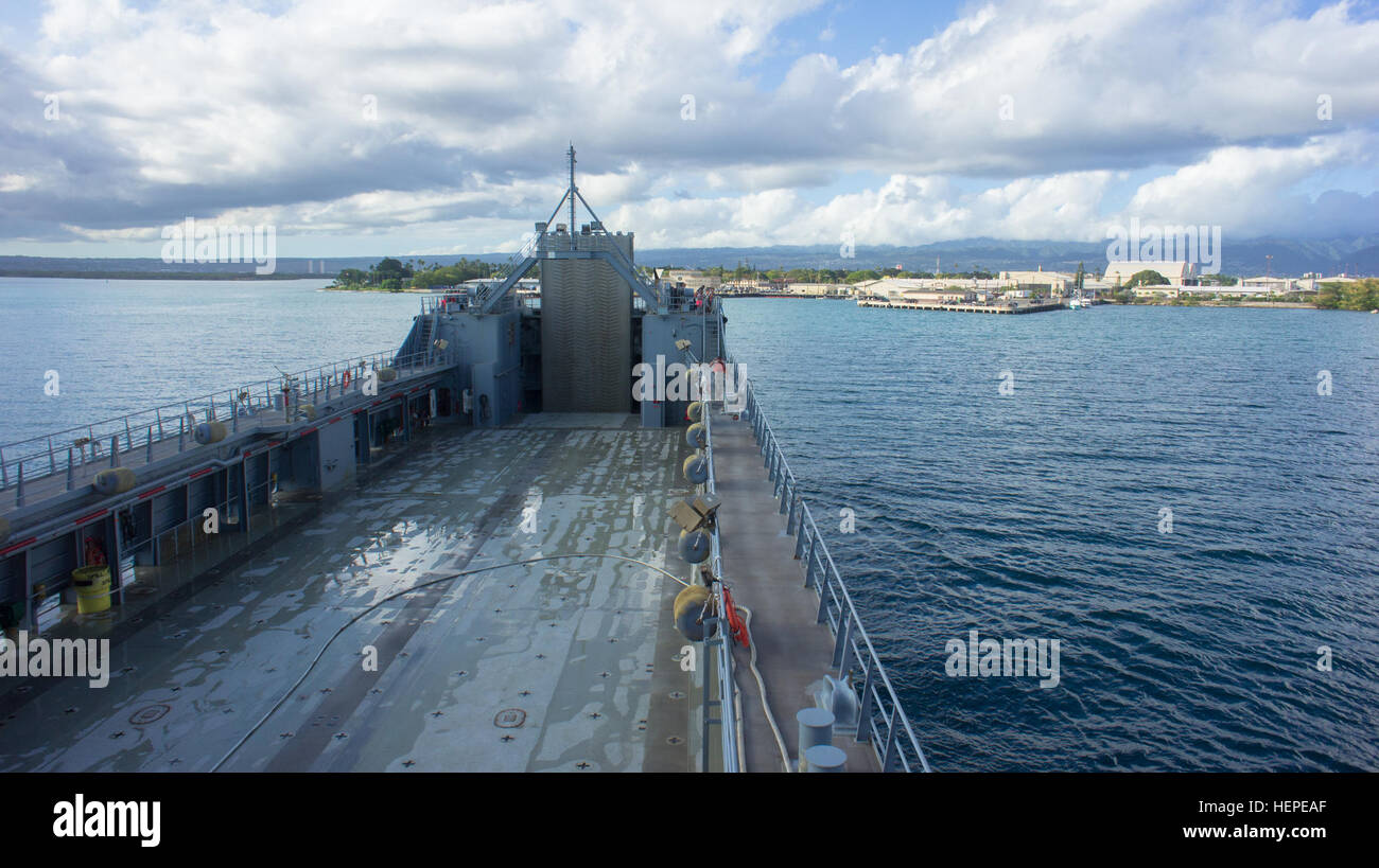 Les marins de la réserve de l'armée avec la 548ème Détachement de transport retour à la tête d'une base commune Pearl Harbor-Hickam après une bonne journée en mer à bord du navire de soutien logistique de l'armée (LSV-7) SSGT Robert T. Kuroda après la tenue d'une gamme "humide", 25 miles au large de la côte d'Oahu, Hawaii, le 6 juin 2015. Le navire Kuroda est l'une des trois seules LSV-7s dans la réserve de l'armée et de l'inventaire peut transporter la voie et les véhicules à roues ainsi que les récipients avec des fournitures. Les marins de la réserve de l'armée bataille de voile assemblée générale 150606-A-GR268-927 Banque D'Images