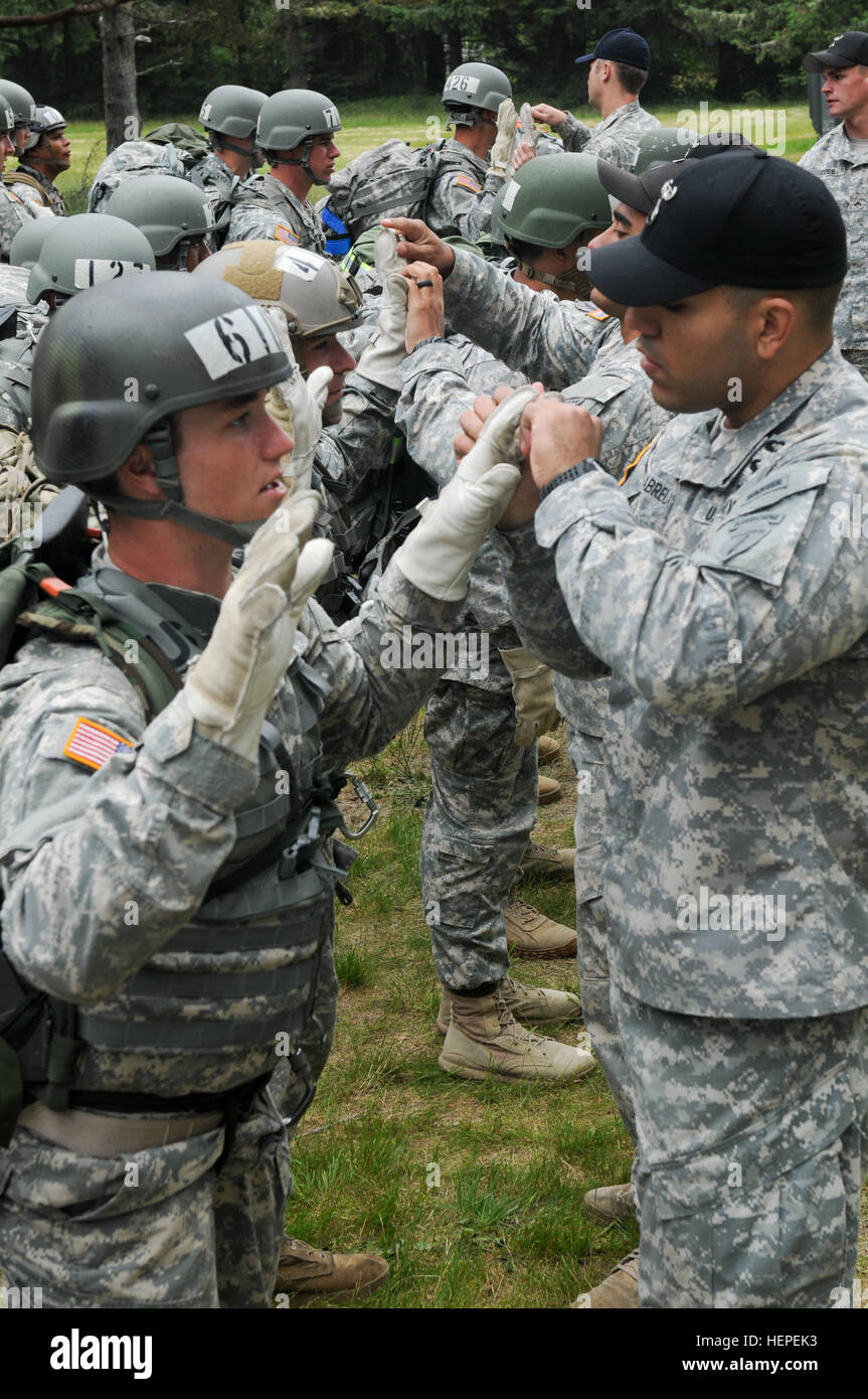 Des instructeurs de l'armée de guerriers de la Garde nationale, Centre de formation à Fort Benning, Géorgie, inspecter les équipements de protection individuelle portés par les soldats et aviateurs avant qu'ils commencent à descendre en rappel de la formation pendant deux semaines de cours à l'assaut aérien Camp Rilea Centre d'entraînement des Forces armées, à Warrenton, Ore., 10 juin. Les membres en service de service actif de l'armée américaine et de l'air, de la Force de réserve et les composants de la Garde nationale se sont réunis au Camp Rilea pour assister à la course et gagner le très convoité badge qualification d'assaut aérien. Camp Rilea est l'un des nombreux endroits au pays choisi pour accueillir les cours d'assaut aérien. (Photo de la CPS. Banque D'Images