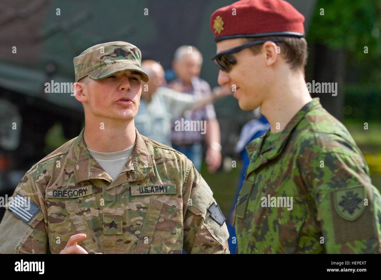 Le sergent de l'armée des États-Unis. Colby Gregory, droit, originaire de Bloomsburg, Pa., affecté à une troupe, 104e régiment de cavalerie, Pa., Garde nationale d'armée lituanienne parle avec Forces Terres Pvt. Sarickas Marijus, affecté à la 801st Compagnie, Force de défense nationale lituanienne, à propos des tactiques différentes entre les deux nations au cours d'une exposition statique au centre-ville de Kaunas, Lituanie, 13 juin 2015, dans le cadre de l'exercice 2015 Grève Sabre. Grève de sabre depuis longtemps de l'Europe de l'armée américaine a conduit à l'exercice de formation coopérative. Cette année, l'exercice objectifs faciliter la coopération entre les États-Unis, l'Estonie, la Lettonie, Banque D'Images