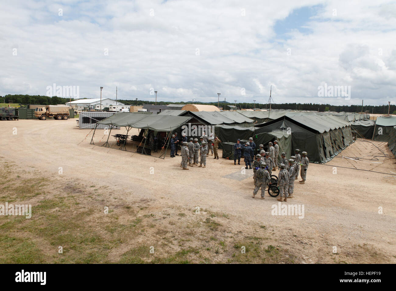 Des soldats de la réserve de l'Armée américaine à partir de la 94e Hôpital de soutien au combat, Seagoville, Texas, et la réserve de la marine américaine de marins de l'établissement médical de la Force expéditionnaire du Canada l'un des Grands Lacs, Grands Lacs, Ill., travaillent ensemble dans un exercice d'évacuation d'urgence simulées pendant les Medic à Fort McCoy, au Wisconsin, le 14 juin 2015. Global Medic est le premier événement de formation médicale dans le département de la défense et est le seul exercice accrédités mixte conçu, planifié et exécuté par l'armée de soldats. Les membres en service de plusieurs branches du DoD s'entraînent ensemble à une force conjointe de l'environnement, plus strengthenin Banque D'Images