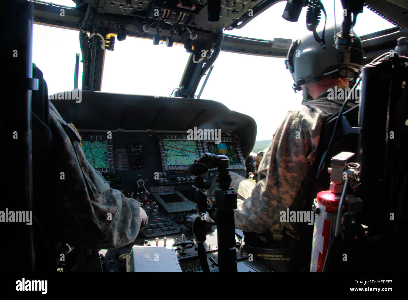 Un pilote de réserve de l'Armée américaine du 1er Bataillon, affecté au 214e Régiment d'aviation vole un UH-60 Black Hawk lors d'une évacuation médicale à la base d'opérations avancée liberté lors de Medic Global de Fort McCoy, au Wisconsin, le 19 juin 2015. Les manœuvres de l'hélicoptère pilote le long de la route vers un hôpital de soutien au combat à livrer un patient simulé pour recevoir un traitement d'urgence. Global Medic est le premier événement de formation médicale dans le département de la défense et est le seul exercice accrédités mixte conçu, planifié et exécuté par l'armée de soldats, qui font partie de la préparation médicale un Banque D'Images