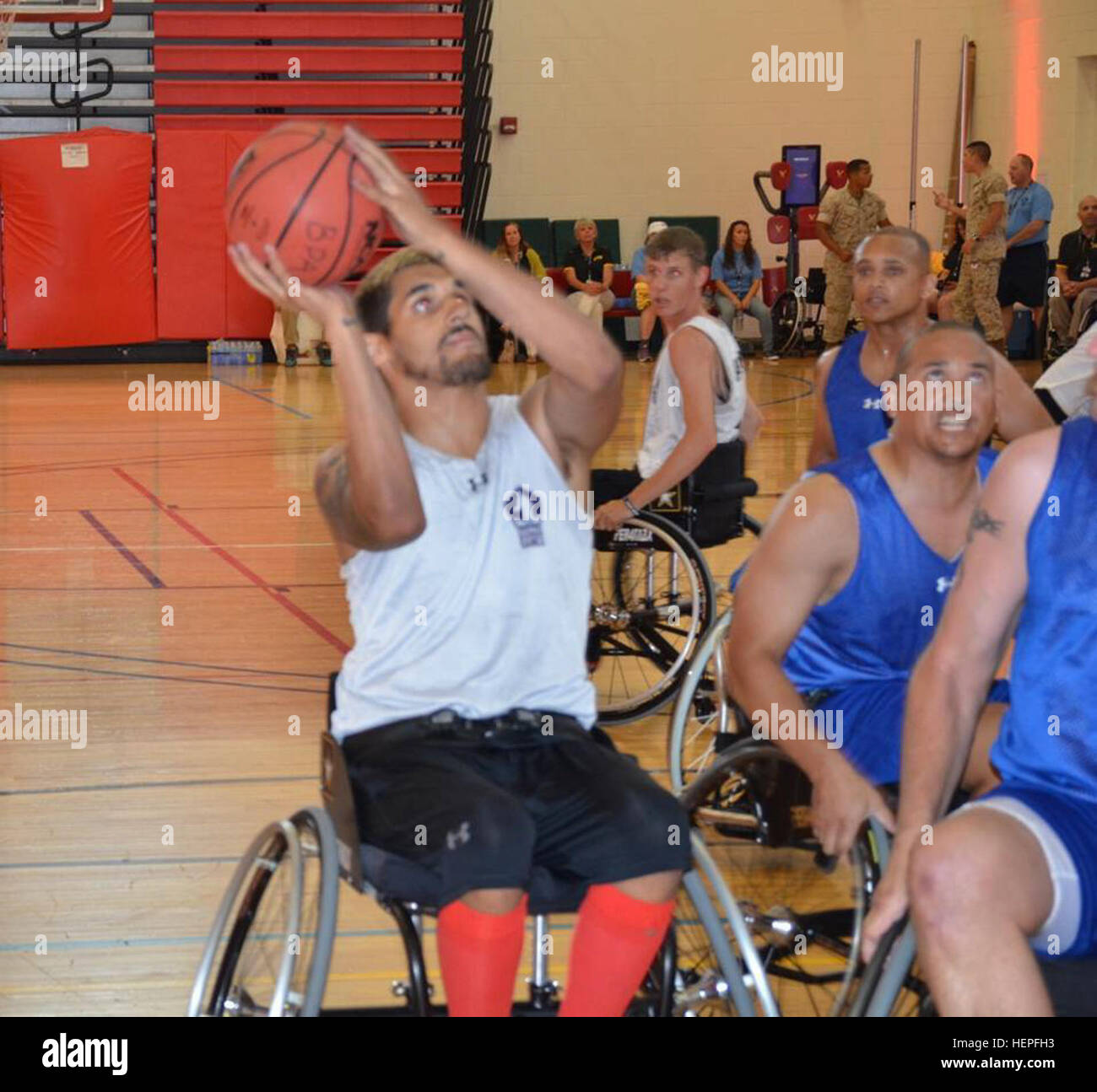 Vétéran de l'armée américaine de la CPS. Dustin Barr est ouvert pour un layup pour l'Armée de l'équipe de basketball en fauteuil roulant. L'Armée de l'équipe est tombé à 31-23 de l'Armée de l'air dans un jeu qui détermine l'ensemencement dans le tournoi au DoD 2015 Jeux de guerrier qui se tiendra du 19 au 28 juin au Marine Corps Base Quantico, en Virginie. La DoD Warrior Jeux sont une compétition sportive adaptative des blessés, des malades et des blessés militaires et anciens combattants. Environ 250 athlètes, représentant les équipes de l'Armée, Marine Corps, la marine, la Force aérienne, Commandement des opérations spéciales, et les Forces armées britanniques sont en compétition de tir à l'arc, randonnée à vélo, l'athlétisme, le shootin Banque D'Images