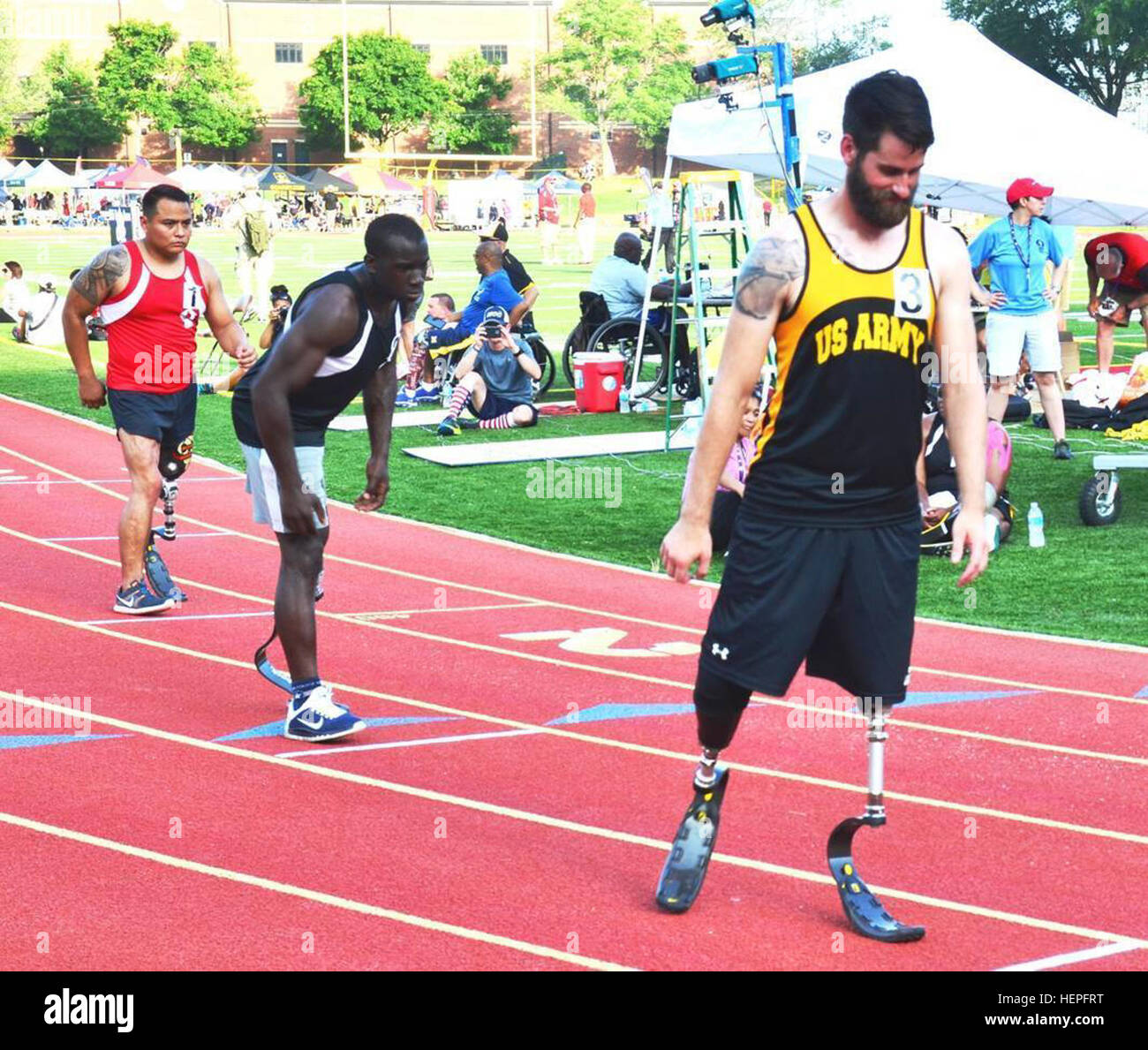 L'Armée américaine à la retraite Cpt. S'Reynolds (centre), Bethesda, MD, et SPC. Stefan Leroy (à droite), Walter Reed Warrior Unité de transition, Bethesda, Md, attendez que le pistolet du starter dans leur chaleur de la 800 mètres tourner à la Ministère de la Défense 2015 Jeux de guerrier, Marine Corps Base, Quantico, en Virginie, le 23 juin. La DOD Jeux de guerrier se tiendront du 19 au 28 juin et sont un concours sportif adapté des blessés, des malades et des blessés militaires et anciens combattants. Environ 250 athlètes, représentant les équipes de l'Armée, Marine Corps, la marine, la Force aérienne et le commandement des opérations spéciales, les Forces armées britanniques w Banque D'Images