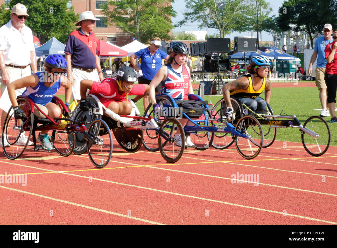 Le service actif et les membres de l'ancien combattant des Forces armées britanniques et américains se mettre sur la ligne de départ au cours de la voie de la concurrence pour le ministère de la Défense 2015 Jeux de guerrier au Marine Corps Base Quantico, en Virginie, le 23 juin. La DoD 2015 Warrior Jeux ont lieu du 19 au 28 juin. Les jeux sont une compétition sportive adaptative des blessés, des malades et des blessés militaires et anciens combattants. Environ 250 athlètes représentant les équipes de l'Armée, Marine Corps, la marine, la Force aérienne et le commandement des opérations spéciales, les Forces armées britanniques seront en compétition de tir à l'arc, randonnée à vélo, tir, le volleyball assis, natation, athlétisme Banque D'Images