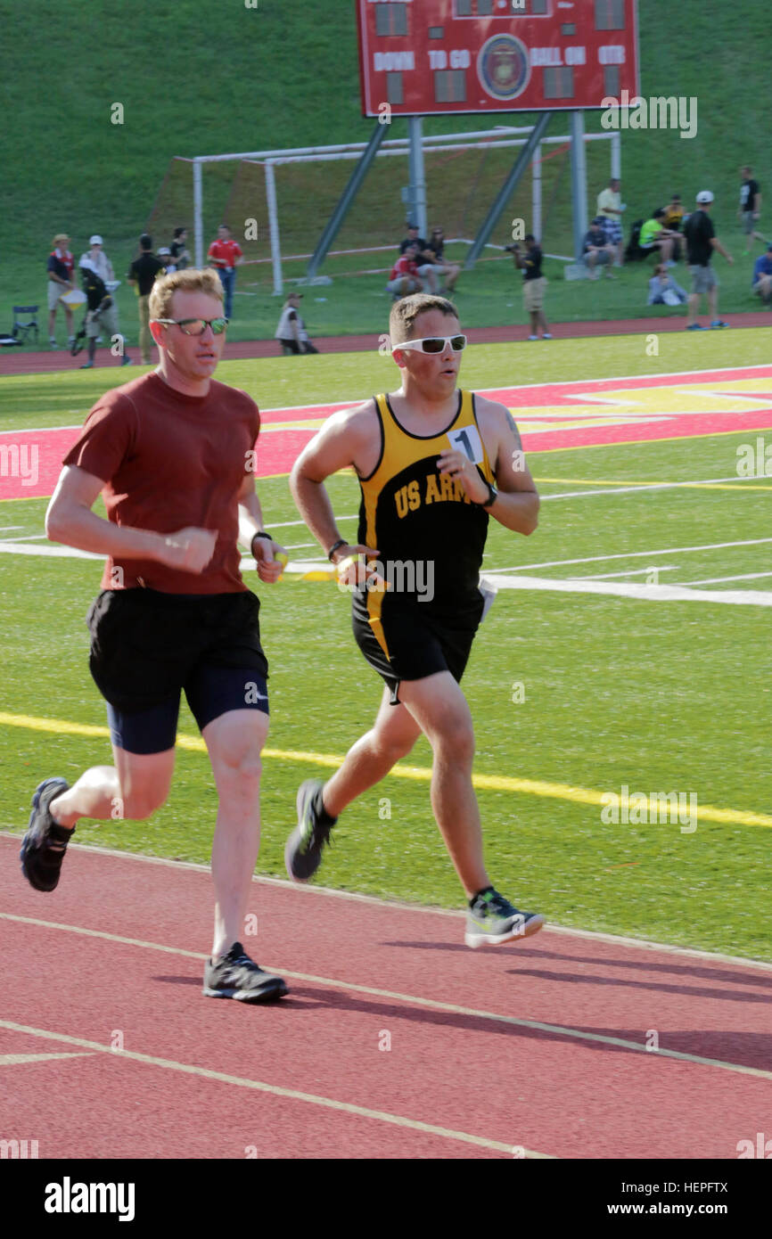 Le caporal de l'armée américaine. Matthieu Mueller (à droite), de Fort Carson, Colorado, exécute une suite avec son guide au cours de la voie à la concurrence le ministère de la Défense 2015 Jeux de guerrier au Marine Corps Base Quantico, en Virginie, le 23 juin. La DoD 2015 Warrior Jeux ont lieu du 19 au 28 juin. Les jeux sont une compétition sportive adaptative des blessés, des malades et des blessés militaires et anciens combattants. Environ 250 athlètes représentant les équipes de l'Armée, Marine Corps, la marine, la Force aérienne et le commandement des opérations spéciales, les Forces armées britanniques seront en compétition de tir à l'arc, randonnée à vélo, tir, le volleyball assis, natation, athlétisme et f. Banque D'Images