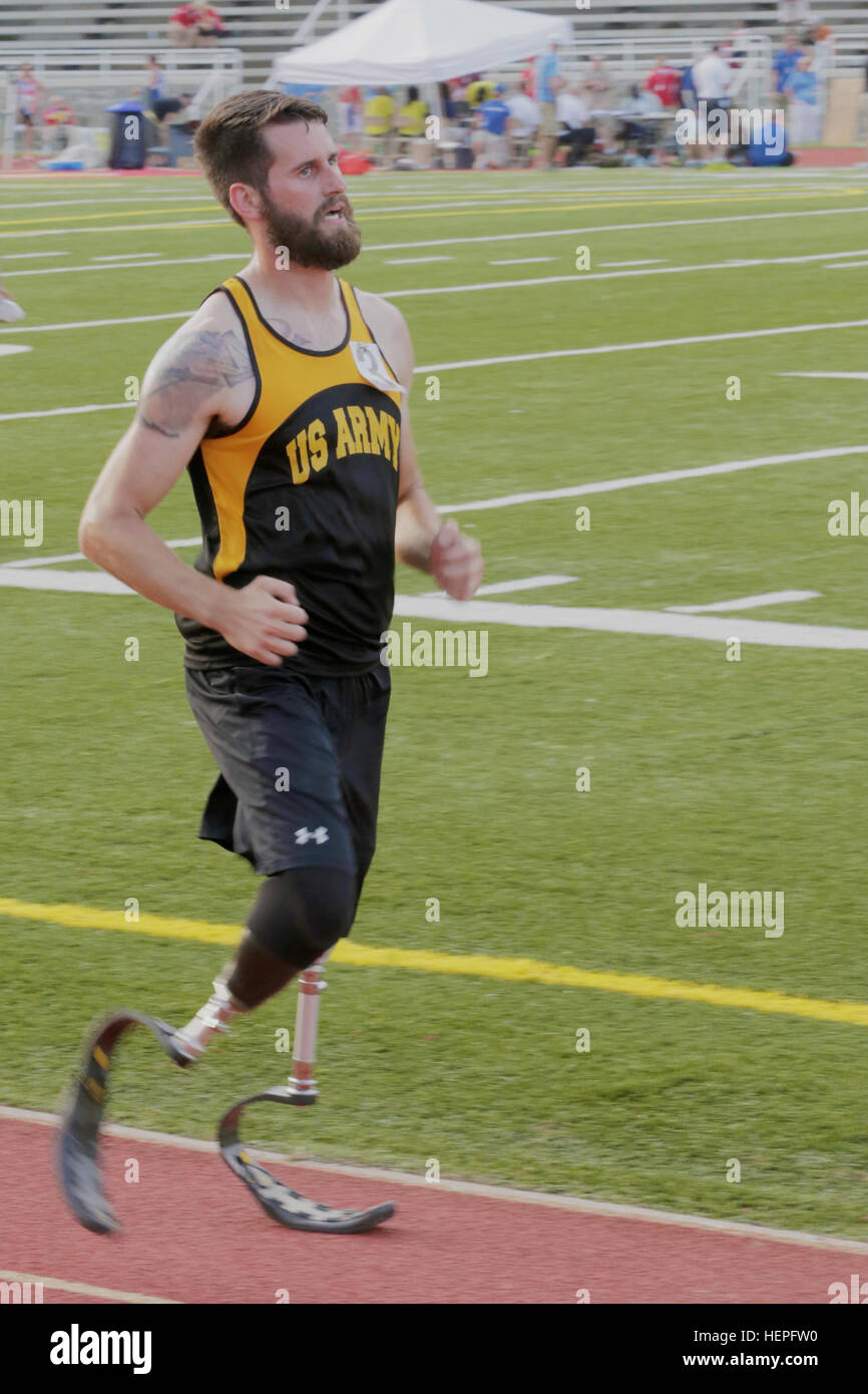 Le sergent vétéran de l'armée américaine. Stefan LeRoy, Bethesda, Md, se concentre sur la ligne d'arrivée au cours de la voie événement au ministère de la Défense 2015 Jeux de guerrier au Marine Corps Base Quantico, en Virginie, le 23 juin. La DoD 2015 Warrior Jeux ont lieu du 19 au 28 juin. Les jeux sont une compétition sportive adaptative des blessés, des malades et des blessés militaires et anciens combattants. Environ 250 athlètes représentant les équipes de l'Armée, Marine Corps, la marine, la Force aérienne et le commandement des opérations spéciales, les Forces armées britanniques seront en compétition de tir à l'arc, randonnée à vélo, tir, le volleyball assis, natation, athlétisme en fauteuil roulant et ba Banque D'Images