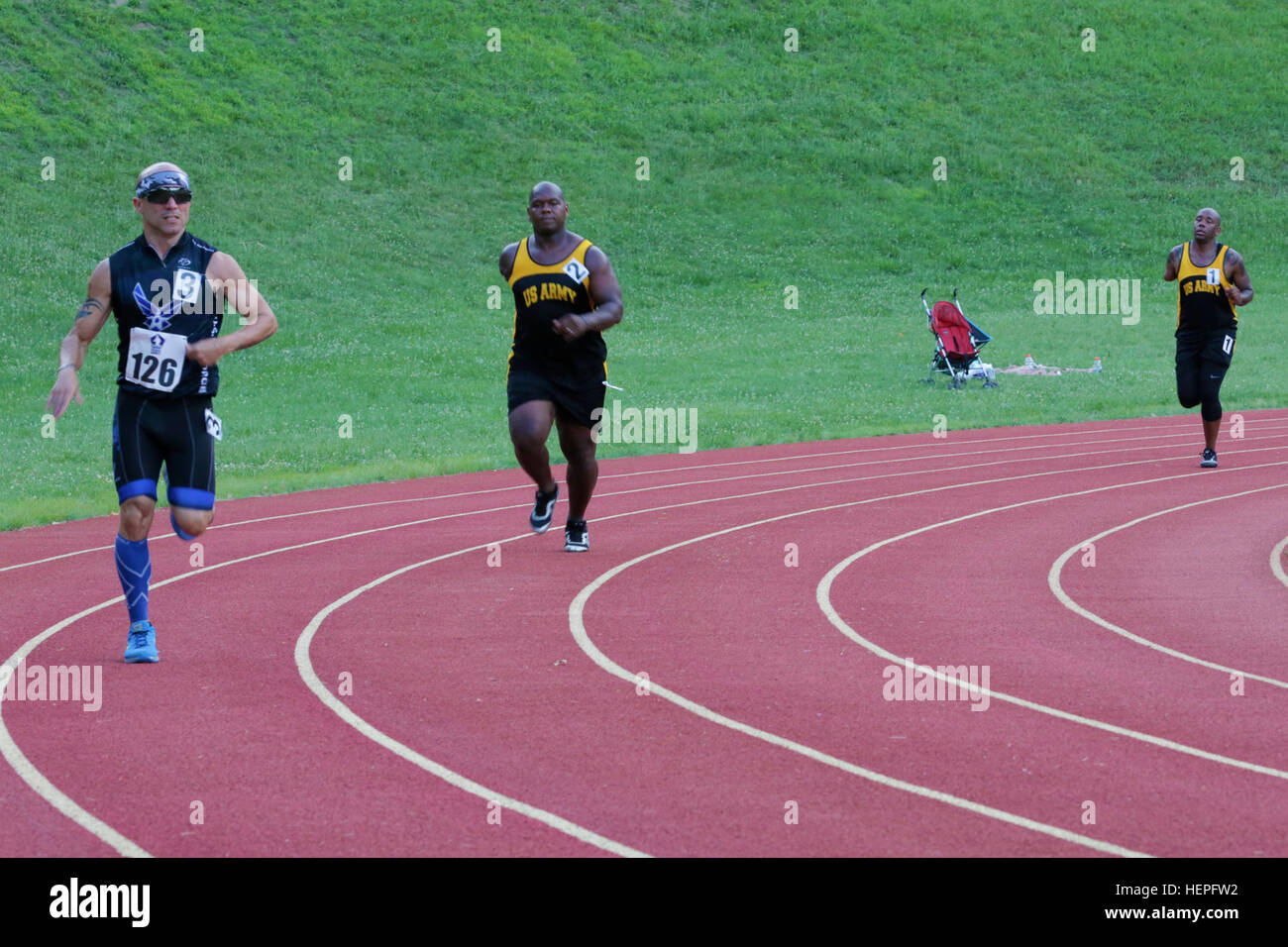 Le service actif et les membres de l'ancien combattant des forces armées américaines viennent tourner autour de la piste pendant la compétition au ministère de la Défense 2015 Jeux de guerrier au Marine Corps Base Quantico, en Virginie, le 23 juin. La DoD 2015 Warrior Jeux ont lieu du 19 au 28 juin. Les jeux sont une compétition sportive adaptative des blessés, des malades et des blessés militaires et anciens combattants. Environ 250 athlètes représentant les équipes de l'Armée, Marine Corps, la marine, la Force aérienne et le commandement des opérations spéciales, les Forces armées britanniques seront en compétition de tir à l'arc, randonnée à vélo, tir, le volleyball assis, natation, athlétisme et wheelcha Banque D'Images