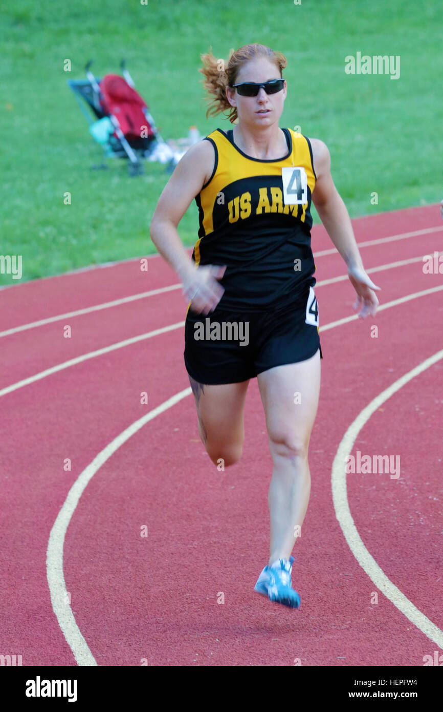 Le sergent de l'Armée Américaine Samantha 1ère classe Goldenstein, Saint Robert, Mo., sprints autour du tour de piste au cours de l'événement au ministère de la Défense 2015 Jeux de guerrier au Marine Corps Base Quantico, en Virginie, le 23 juin. La DoD 2015 Warrior Jeux ont lieu du 19 au 28 juin. Les jeux sont une compétition sportive adaptative des blessés, des malades et des blessés militaires et anciens combattants. Environ 250 athlètes représentant les équipes de l'Armée, Marine Corps, la marine, la Force aérienne et le commandement des opérations spéciales, les Forces armées britanniques seront en compétition de tir à l'arc, randonnée à vélo, tir, le volleyball assis, natation, athlétisme et roue Banque D'Images