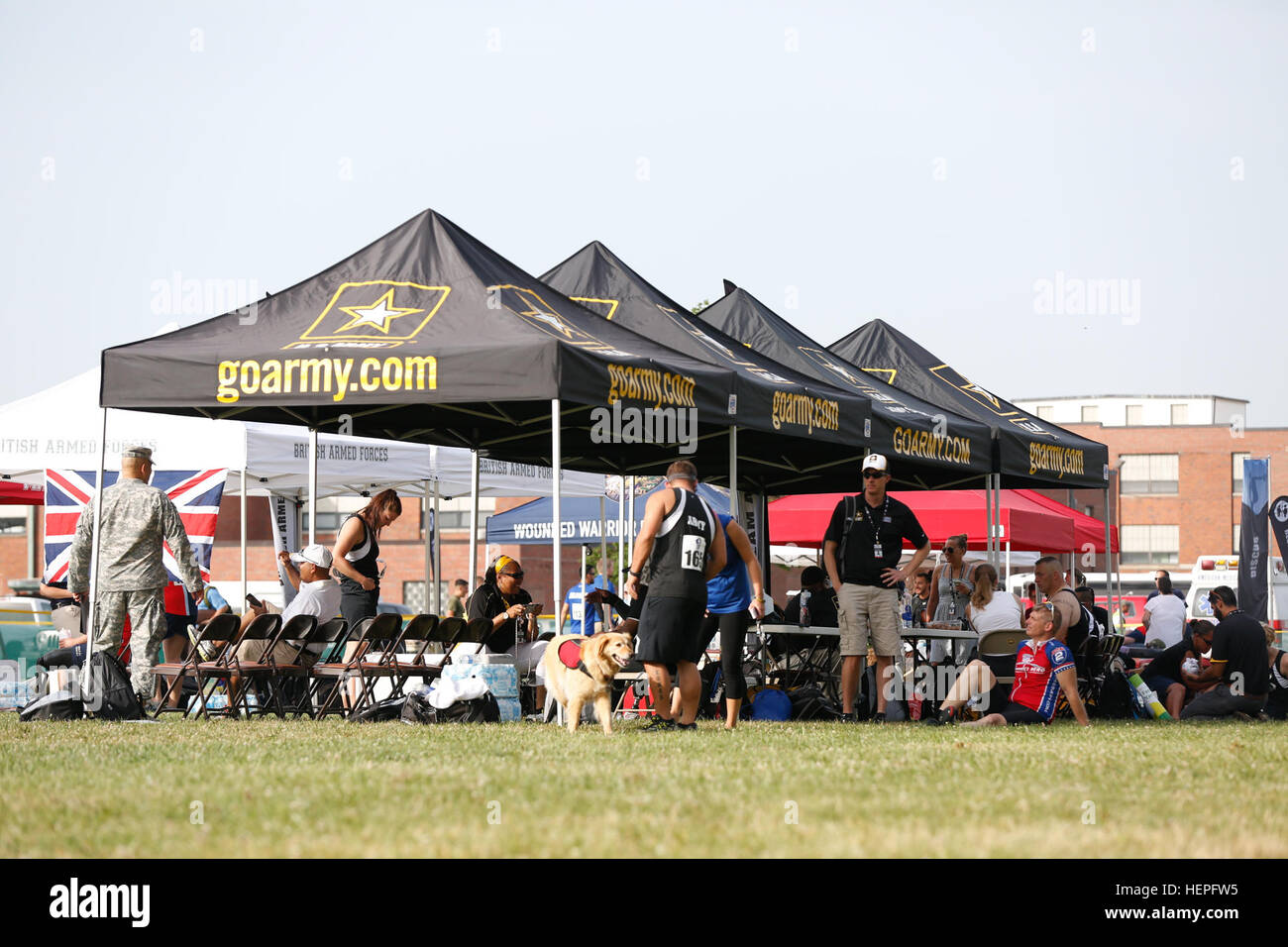 Les anciens combattants de l'armée américaine et le service actif les athlètes sont prêts à soutenir la concurrence sur le ministère de la Défense 2015 Jeux de guerrier au Marine Corps Base Quantico, en Virginie, le 23 juin. La DOD 2015 Warrior Jeux ont lieu du 19 au 28 juin. Les jeux sont une compétition sportive adaptative des blessés, des malades et des blessés militaires et anciens combattants. Environ 250 athlètes représentant les équipes de l'Armée, Marine Corps, la marine, la Force aérienne et le commandement des opérations spéciales, les Forces armées britanniques seront en compétition de tir à l'arc, randonnée à vélo, tir, le volleyball assis, natation, athlétisme et de basket-ball en fauteuil roulant. (U.S. Photo de l'armée par la FPC. Banque D'Images