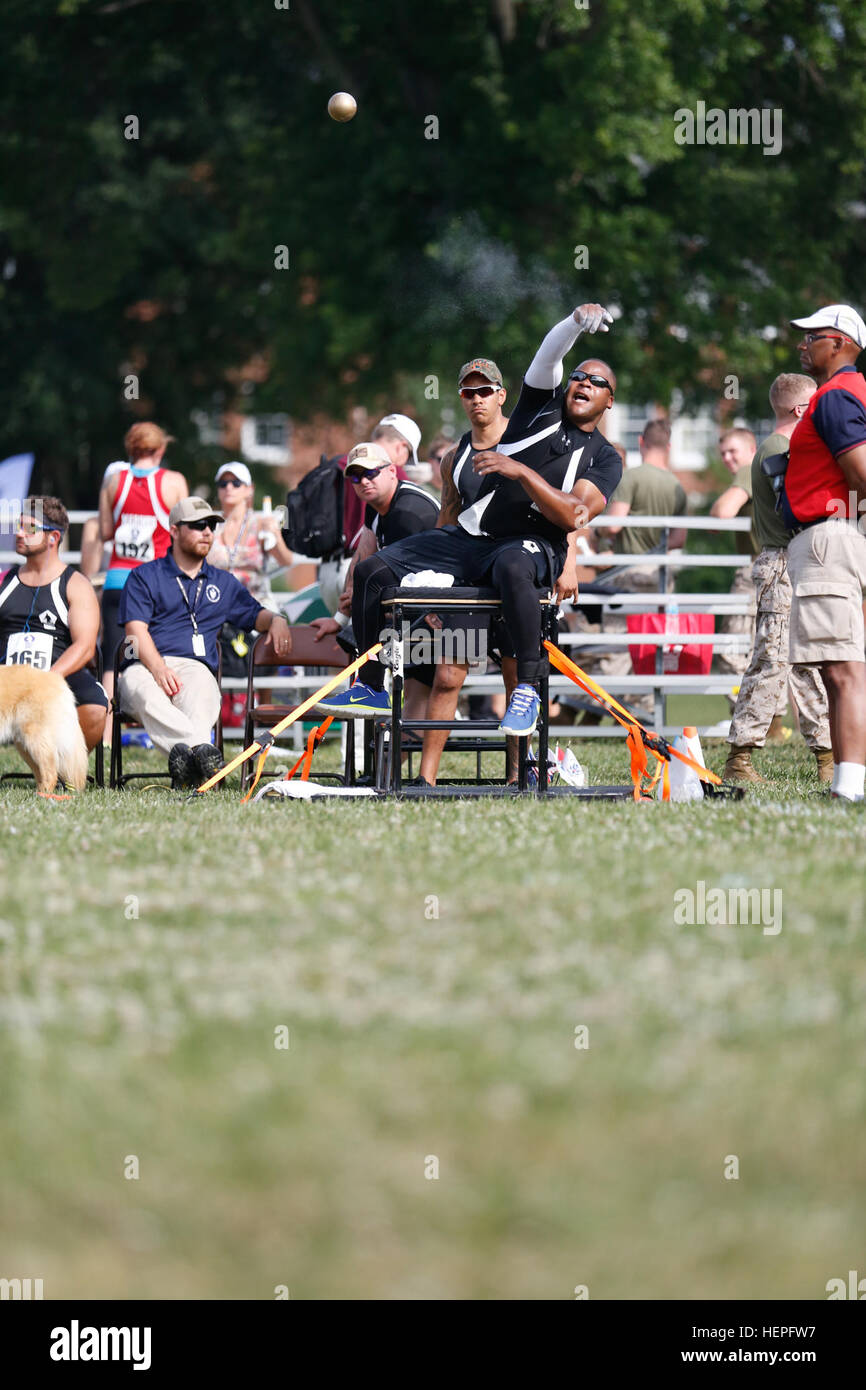 U.S. Army National Guard Le s.. Robert Green, San Antonio, jette le lancer du poids bien que concurrentes dans le ministère de la Défense 2015 Warrior Jeux au Marine Corps Base Quantico, en Virginie, le 23 juin. La DOD 2015 Warrior Jeux ont lieu du 19 au 28 juin. Les jeux sont une compétition sportive adaptative des blessés, des malades et des blessés militaires et anciens combattants. Environ 250 athlètes représentant les équipes de l'Armée, Marine Corps, la marine, la Force aérienne et le commandement des opérations spéciales, les Forces armées britanniques seront en compétition de tir à l'arc, randonnée à vélo, tir, le volleyball assis, natation, athlétisme en fauteuil roulant et baske Banque D'Images