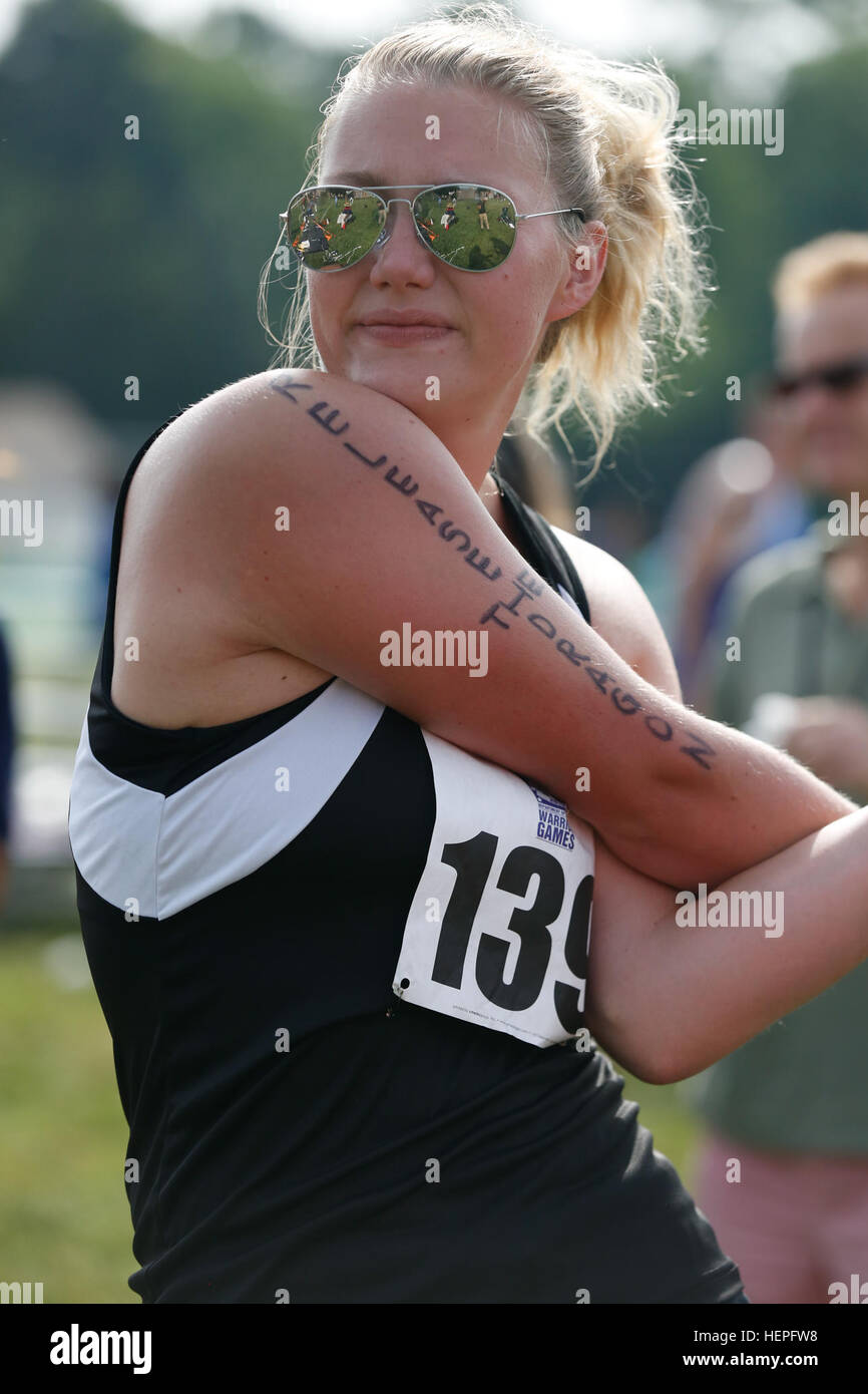 La CPS de l'armée américaine. Chasity Kuczer guerrier, bataillon de Transition, Fort Knox, Ky., étend son bras et s'apprête à lancer le disque au cours de l'année 2015, Ministère de la Défense Jeux de guerrier au Marine Corps Base Quantico, en Virginie, le 23 juin. La DoD 2015 Warrior Jeux ont lieu du 19 au 28 juin. Les jeux sont une compétition sportive adaptative des blessés, des malades et des blessés militaires et anciens combattants. Environ 250 athlètes représentant les équipes de l'Armée, Marine Corps, la marine, la Force aérienne et le commandement des opérations spéciales, les Forces armées britanniques seront en compétition de tir à l'arc, randonnée à vélo, tir, volley-ball, natation, séance Banque D'Images