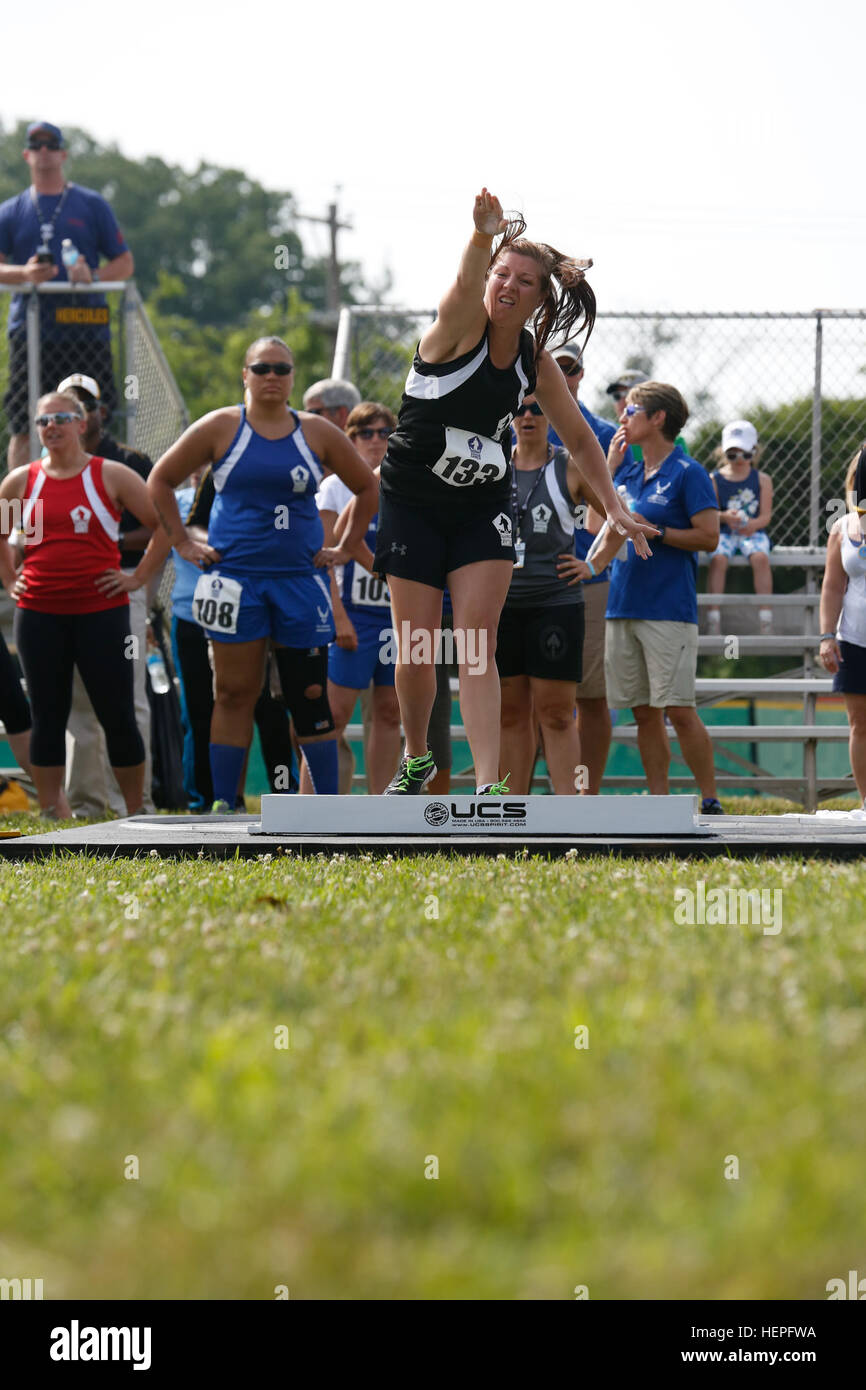 Le sergent de l'armée américaine. Ashley Anderson, Transition guerrier bataillon, Fort Riley, Kansas, met toute son énergie dans son dernier lancer au cours de l'événement au lancer du ministère de la Défense 2015 Jeux de guerrier au Marine Corps Base Quantico, en Virginie, le 23 juin. La DOD 2015 Warrior Jeux ont lieu du 19 au 28 juin. Les jeux sont une compétition sportive adaptative des blessés, des malades et des blessés militaires et anciens combattants. Environ 250 athlètes représentant les équipes de l'Armée, Marine Corps, la marine, la Force aérienne et le commandement des opérations spéciales, les Forces armées britanniques seront en compétition de tir à l'arc, randonnée à vélo, tir, sitti Banque D'Images