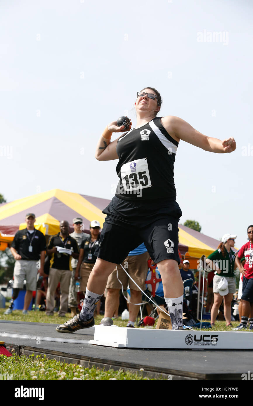 Réserve de l'armée américaine de la CPS. Sydney Davis, affecté à l'unité de transition guerrier, Fort Belvoir, Virginie, est prêt à libérer le lancer du poids bien que concurrentes dans le ministère de la Défense 2015 Warrior Jeux au Marine Corps Base Quantico, en Virginie, le 23 juin. La DOD 2015 Warrior Jeux ont lieu du 19 au 28 juin. Les jeux sont une compétition sportive adaptative des blessés, des malades et des blessés militaires et anciens combattants. Environ 250 athlètes représentant les équipes de l'Armée, Marine Corps, la marine, la Force aérienne et le commandement des opérations spéciales, les Forces armées britanniques seront en compétition de tir à l'arc, randonnée à vélo, tir, volley assis Banque D'Images