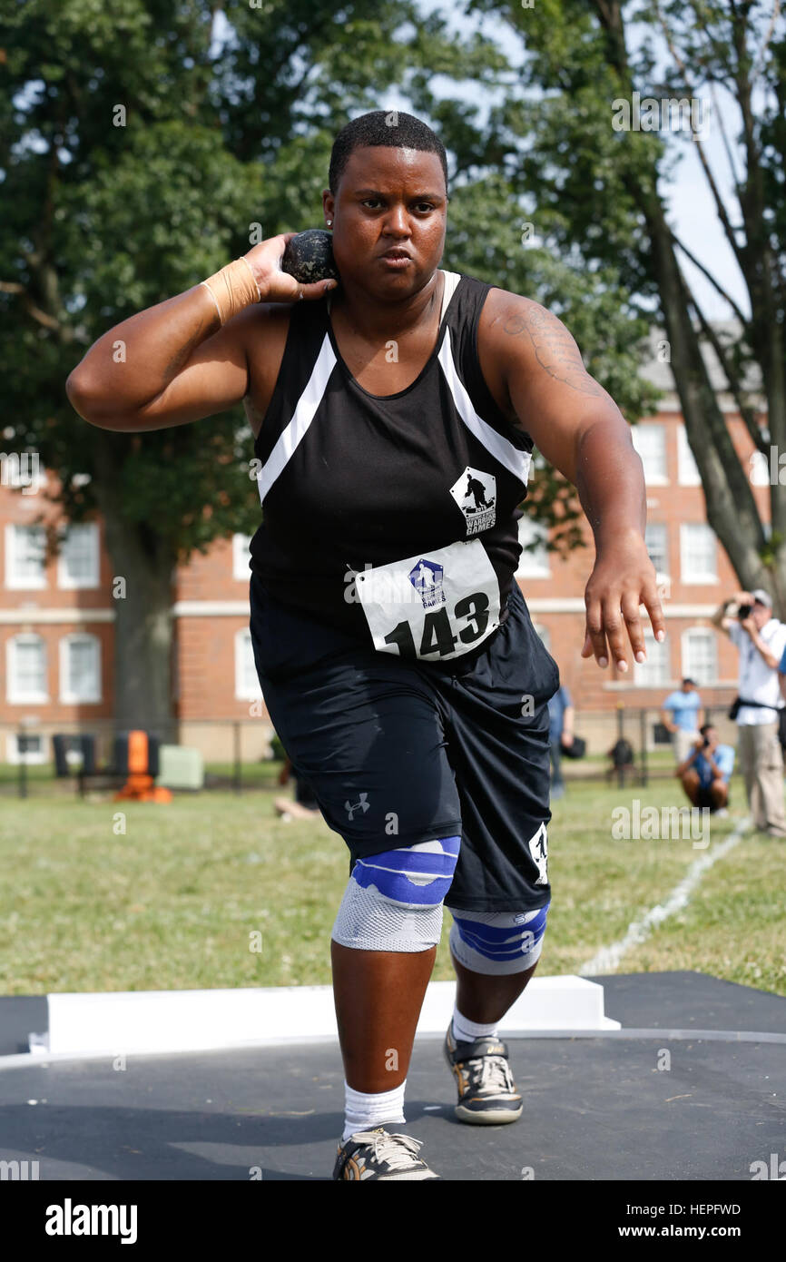 Le sergent vétéran de l'armée américaine. Monica Southhall, Henrico, en Virginie, se prépare à lancer le lancer du poids chez les femmes de la lancer du cas tout en le ministère de la Défense 2015 Jeux de guerrier au Marine Corps Base Quantico, en Virginie, le 23 juin. La DOD 2015 Warrior Jeux ont lieu du 19 au 28 juin. Les jeux sont une compétition sportive adaptative des blessés, des malades et des blessés militaires et anciens combattants. Environ 250 athlètes représentant les équipes de l'Armée, Marine Corps, la marine, la Force aérienne et le commandement des opérations spéciales, les Forces armées britanniques seront en compétition de tir à l'arc, randonnée à vélo, tir, le volleyball assis, natation, athlétisme & fie Banque D'Images