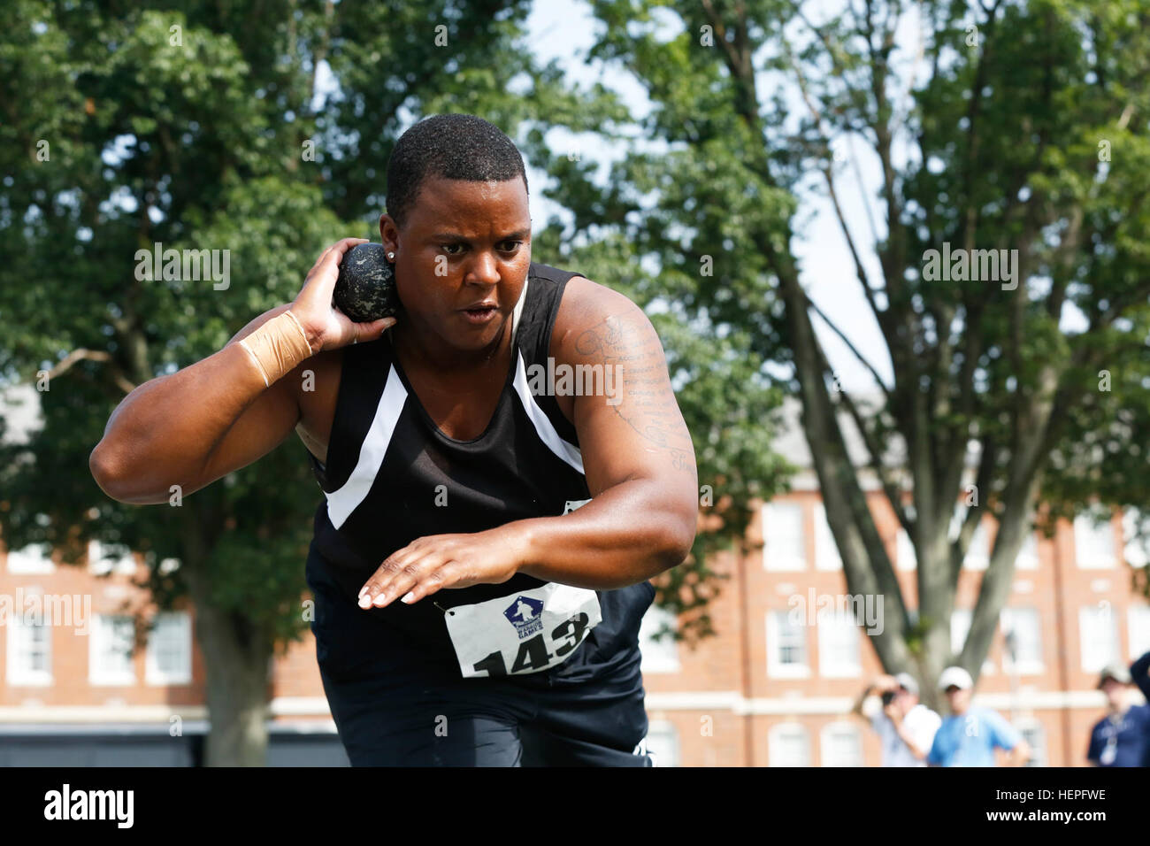 Le sergent vétéran de l'armée américaine. Monica Southhall, Henrico, en Virginie, se prépare à lancer le lancer du poids chez les femmes de la tour de l'événement au ministère de la Défense 2015 Jeux de guerrier au Marine Corps Base Quantico, en Virginie, le 23 juin. La DOD 2015 Warrior Jeux ont lieu du 19 au 28 juin. Les jeux sont une compétition sportive adaptative des blessés, des malades et des blessés militaires et anciens combattants. Environ 250 athlètes représentant les équipes de l'Armée, Marine Corps, la marine, la Force aérienne et le commandement des opérations spéciales, les Forces armées britanniques seront en compétition de tir à l'arc, randonnée à vélo, tir, le volleyball assis, natation, athlétisme et Banque D'Images