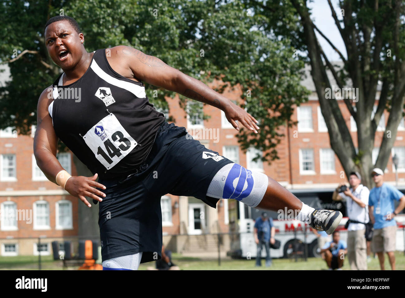 Le sergent vétéran de l'armée américaine. Monica Southhall, Henrico, Va., regarde intensément de jeter le lancer du poids au cours de l'événement au lancer du ministère de la Défense 2015 Jeux de guerrier au Marine Corps Base Quantico, en Virginie, le 23 juin. La DOD 2015 Warrior Jeux ont lieu du 19 au 28 juin. Les jeux sont une compétition sportive adaptative des blessés, des malades et des blessés militaires et anciens combattants. Environ 250 athlètes représentant les équipes de l'Armée, Marine Corps, la marine, la Force aérienne et le commandement des opérations spéciales, les Forces armées britanniques seront en compétition de tir à l'arc, randonnée à vélo, tir, volley-ball, natation, séance Banque D'Images