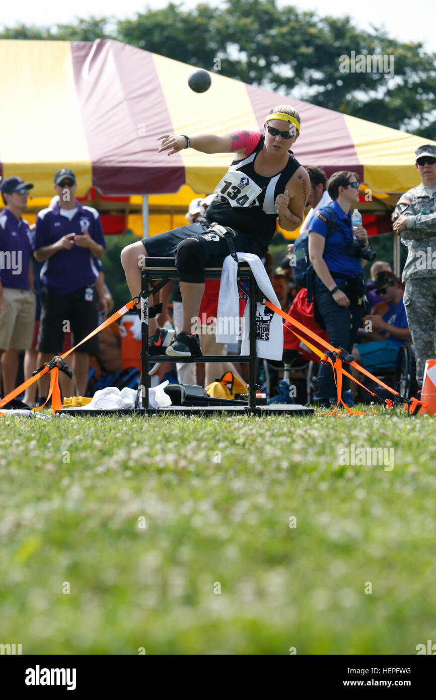 Vétéran de l'armée américaine de la CPS. Laurel Cox, Afton, Va., jette le lancer du poids bien que concurrentes dans le ministère de la Défense 2015 Warrior Jeux au Marine Corps Base Quantico, en Virginie, le 23 juin. La DOD 2015 Warrior Jeux ont lieu du 19 au 28 juin. Les jeux sont une compétition sportive adaptative des blessés, des malades et des blessés militaires et anciens combattants. Environ 250 athlètes représentant les équipes de l'Armée, Marine Corps, la marine, la Force aérienne et le commandement des opérations spéciales, les Forces armées britanniques seront en compétition de tir à l'arc, randonnée à vélo, tir, le volleyball assis, natation, athlétisme et de basket-ball en fauteuil roulant. ( Banque D'Images
