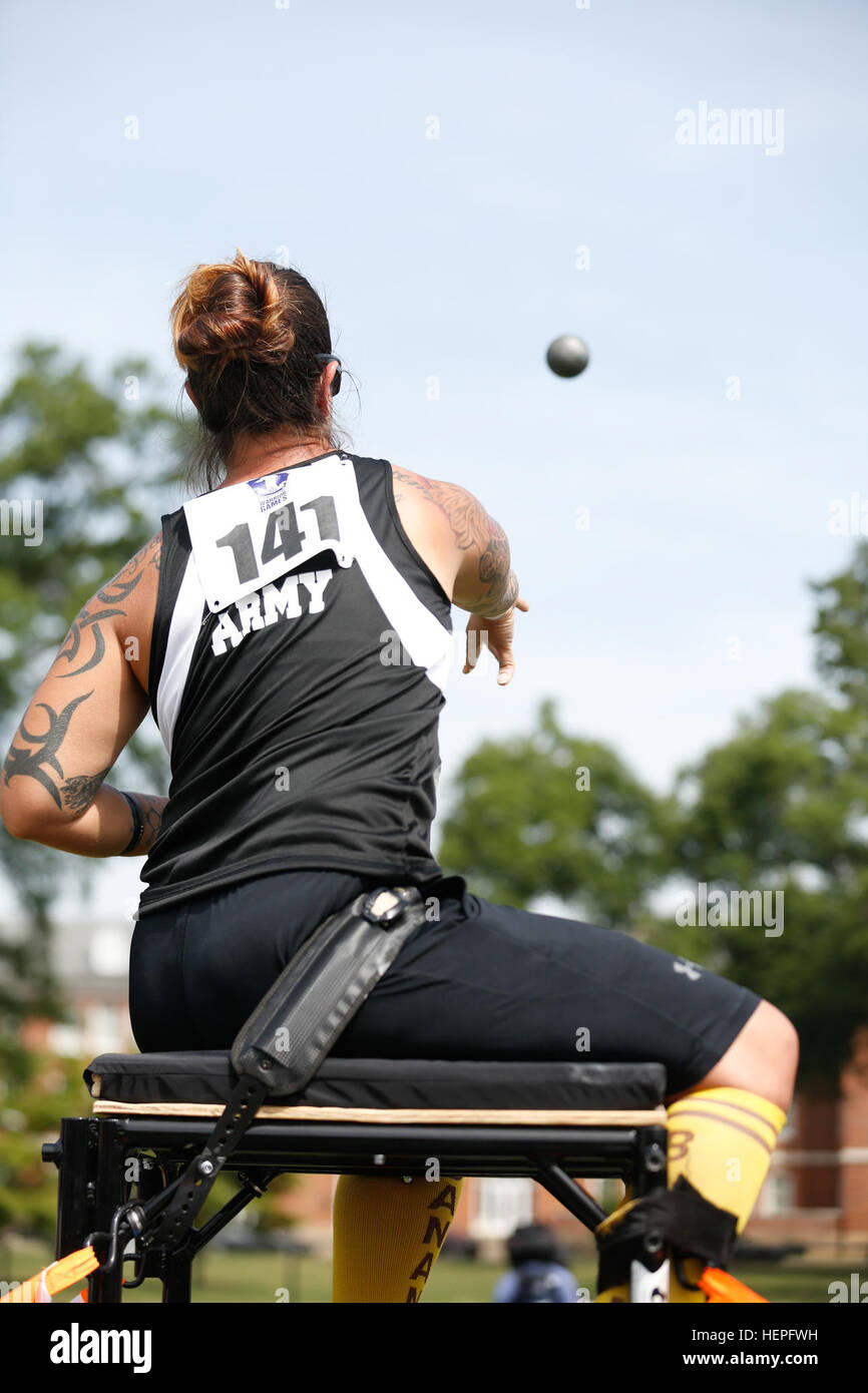 Le sergent de l'armée américaine. Monica Martinez, attribué à Walter Reed Warrior Unité de transition, Bethesda, Md, jette le lancer du poids bien que concurrentes dans le ministère de la Défense 2015 Warrior Jeux au Marine Corps Base Quantico, en Virginie, le 23 juin. La DOD 2015 Warrior Jeux ont lieu du 19 au 28 juin. Les jeux sont une compétition sportive adaptative des blessés, des malades et des blessés militaires et anciens combattants. Environ 250 athlètes représentant les équipes de l'Armée, Marine Corps, la marine, la Force aérienne et le commandement des opérations spéciales, les Forces armées britanniques seront en compétition de tir à l'arc, randonnée à vélo, tir, le volleyball assis, piscine privée Banque D'Images